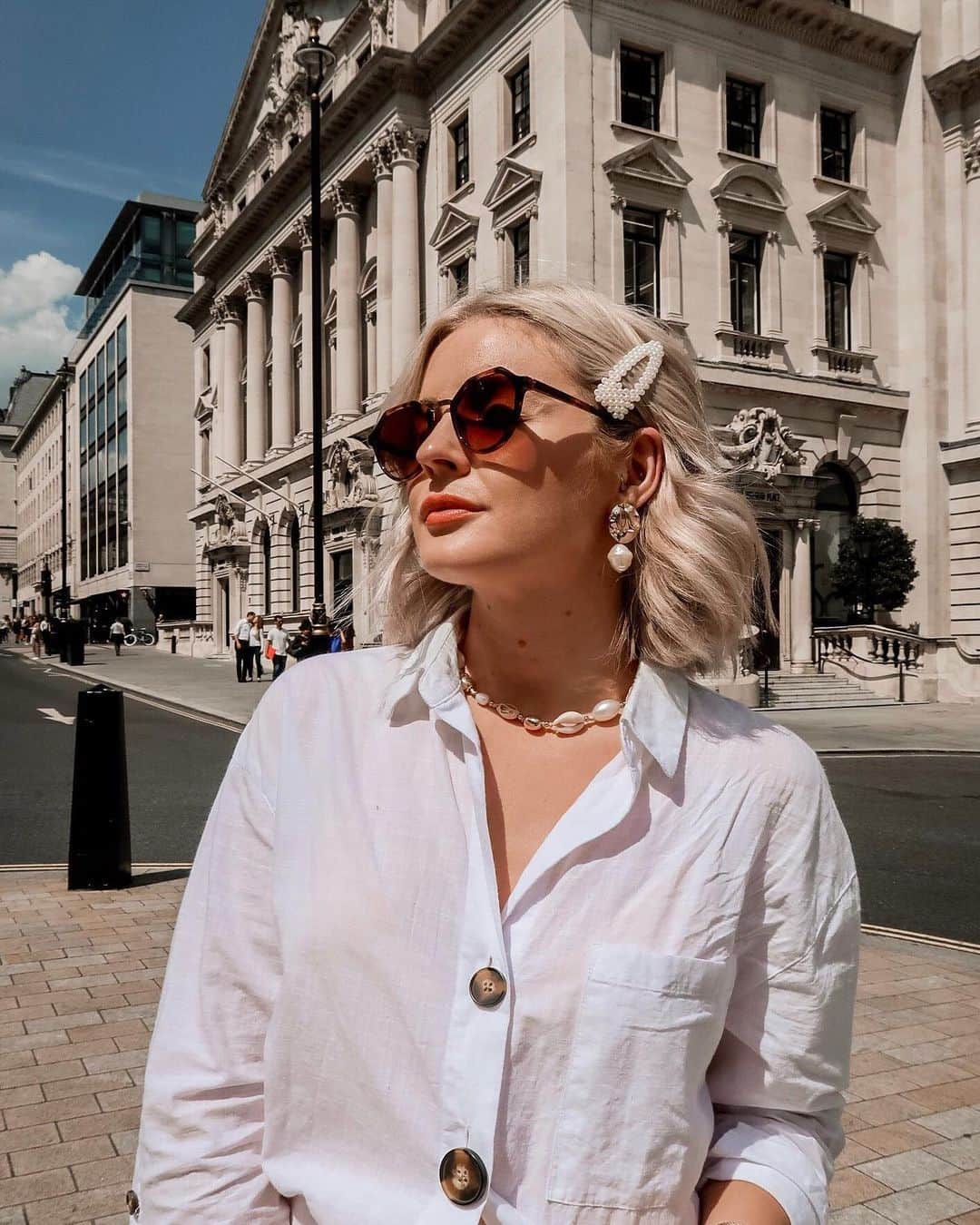 アクセサライズのインスタグラム：「We interrupt this casual Tuesday to bring to you Accessorizer @lauraslittlelocket channelling races-season chic. An unexpected take on occasion, seashells and pearls are the perfect modern look for summer events.  Tap the link in the bio to shop now.  #Accessorize #Accessorizer」