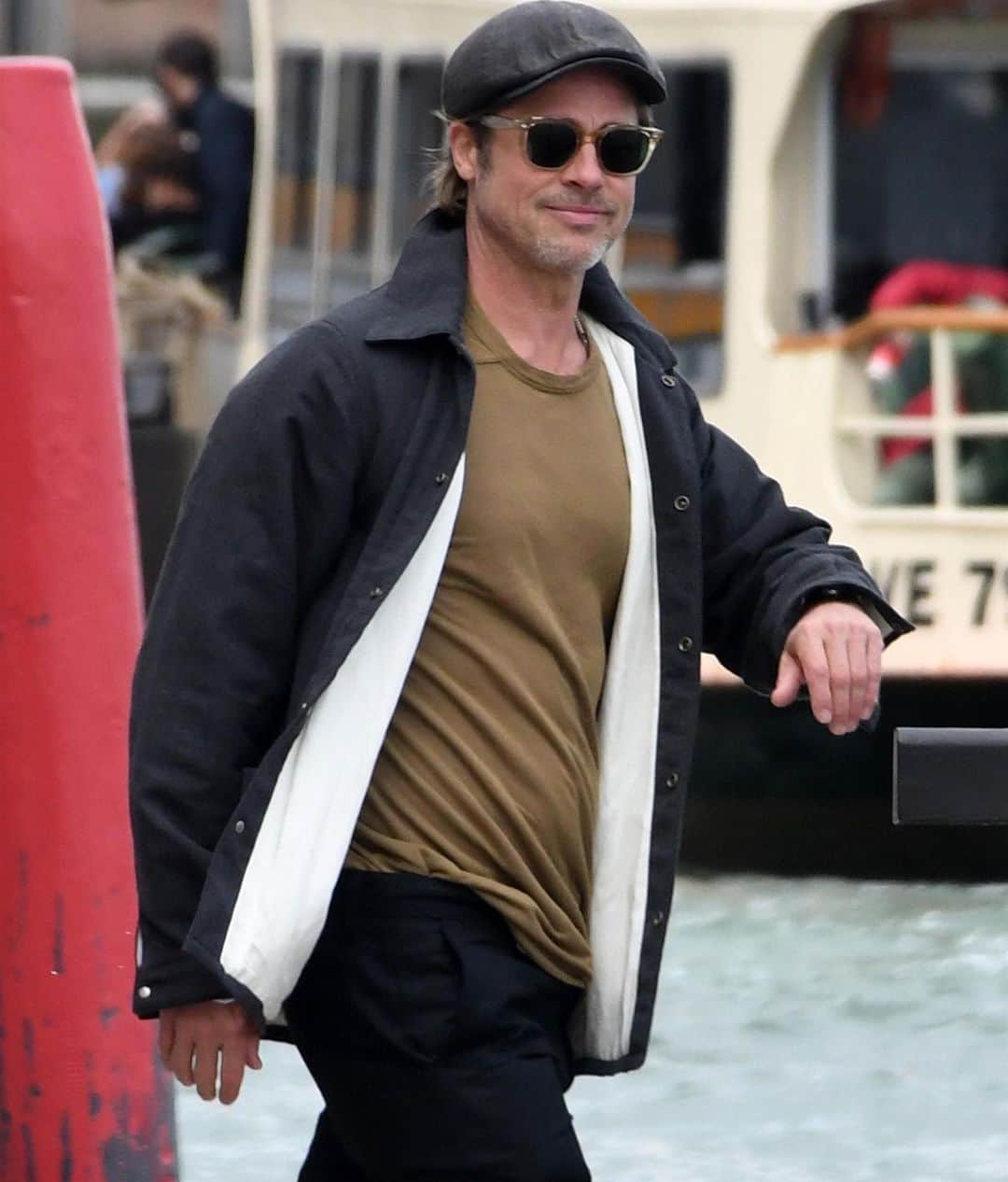 Just Jaredさんのインスタグラム写真 - (Just JaredInstagram)「Brad Pitt waves to a crowd while spending some time in Venice, Italy! #BradPitt Photos: Backgrid」5月28日 21時38分 - justjared