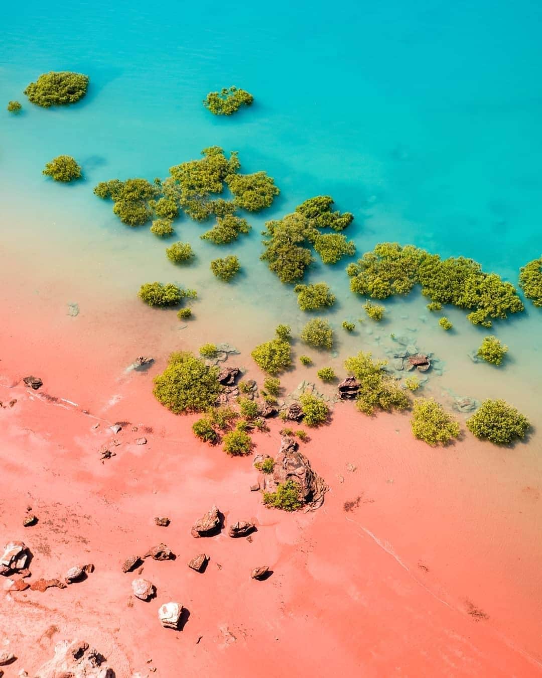 BEAUTIFUL DESTINATIONSさんのインスタグラム写真 - (BEAUTIFUL DESTINATIONSInstagram)「High tides bringing gorgeous colors to the coastline of #Broome 🌊 (📷: @from.miles.away 📍: Broome, Western Australia)」5月28日 21時39分 - beautifuldestinations
