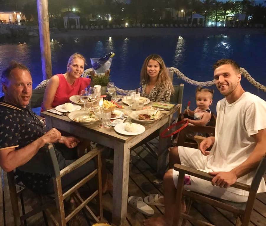 ジョエル・フェルトマンのインスタグラム：「Family ❤️」