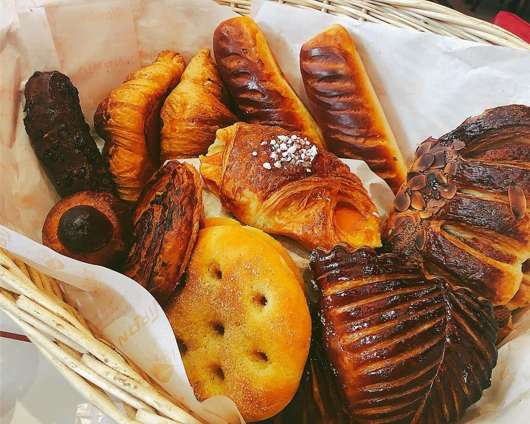 東紗友美さんのインスタグラム写真 - (東紗友美Instagram)「はあちゅうと朝の定例会🥐🥯🥖 はあちゅうとは会う時に物々交換をよくします♪ 人間の経済活動の原点とも言える物々交換からはじまる朝は、頭がポジティブに冴えます✏️笑 この日の交換メモはのちほど。 ・ ・ 行ったお店はviron。 映画アメリみたいに赤を基調とした店内にお洒落な店員さんたち。 う〜ん、絶妙な非日常感が心地良かった〜✨ パンもジャムもたっぷりで食べきれなかった分はお持ち帰りさせてくれるviron（＾ν＾）✨ パンが好きな人に極めてオススメでした🗒 店員さんがカゴの中に入った焼きたての良い香りのパンを持って来て下さるんですが、パンの説明をしてくださった後、どのパンを選ぶか考えてる時が幸せの極みでございましたー！ 朝から幸せな選択をすると、その日1日が良い日になる気がしますよね☀️✨ #朝食 #朝活 #gm #moaning #viron #はあちゅう #breakfast #tokyo #パン #パン活 #アメリ #映画アメリ感」5月28日 21時42分 - higashisayumi