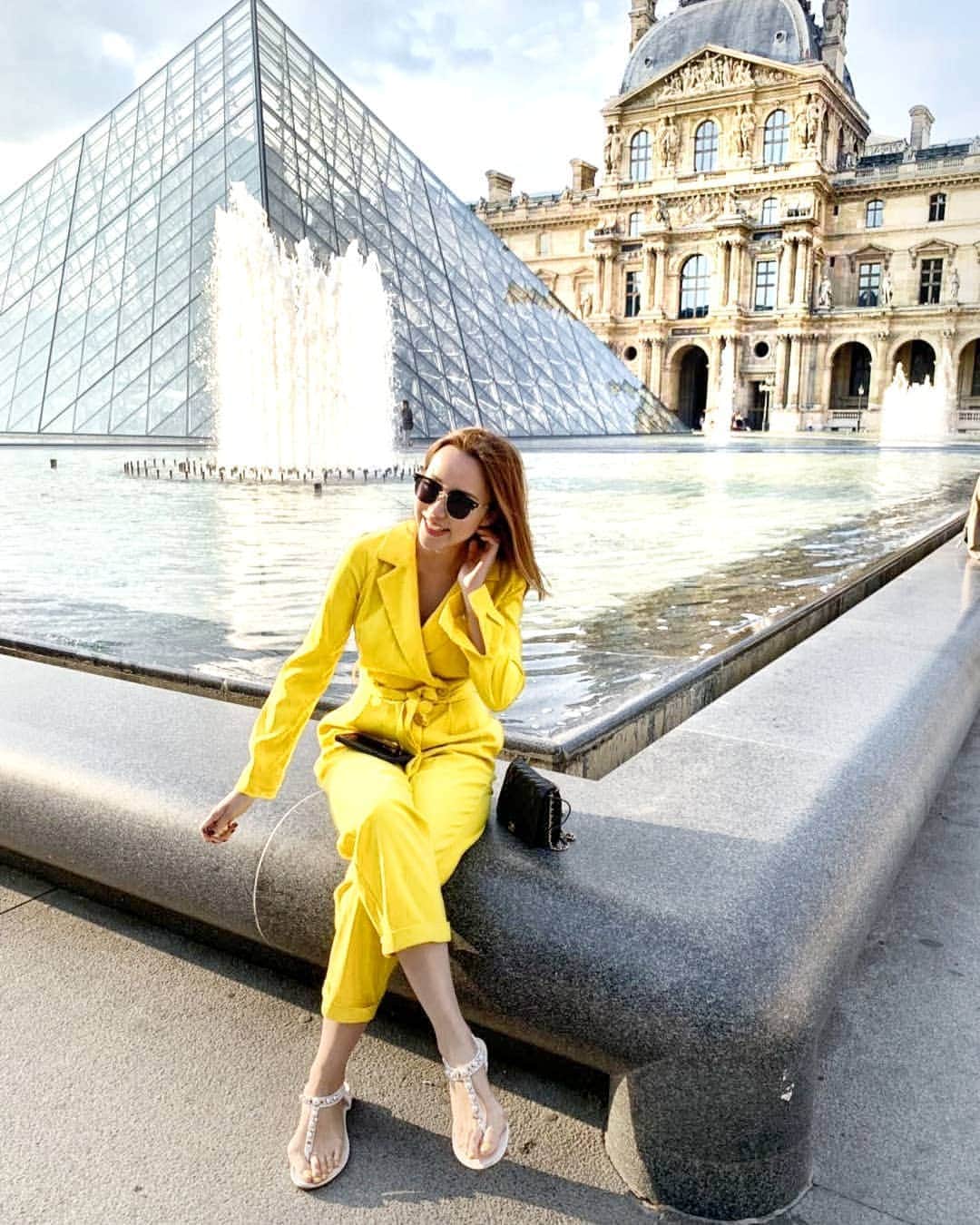 Nicole Chenさんのインスタグラム写真 - (Nicole ChenInstagram)「Chilling by the Lourve #travel #paris #fun #women #vlog #blog #fashion」5月28日 21時46分 - nicolechen.tv