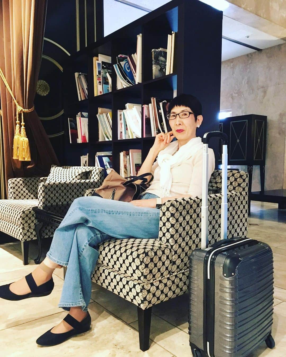 comb de shioさんのインスタグラム写真 - (comb de shioInstagram)「先程、横浜高島屋での展示が終わりました❗️ お越し頂いたみなさま、本当にありがとうございました😊 ・ 写真は今朝のIsakoさん。 ホテルのロビーで待ち合わせしたのですが、なんかカッコよかったので、パチリ✨📸 ・ #自分を表現しよう  #アートを身につける  #アーティスト  #あなたをギヤラリーにするアクセサリー #コムデシオ #combdeshio #三重県津市  #ガラスアクセサリー #おしゃれさんと繋がりたい #アート好きな人と繋がりたい #アートガラス #アクセサリー #人と同じじゃつまらない #japan #osaka #artjewellery #ファッション #ガラス #30代コーデ #40代コーデ #50代コーデ #60代ファッション #イヤリング #littleblackdress #artwork  #glassart  ジーンズは実は #ユニクロ」5月28日 22時02分 - comb_de_shio