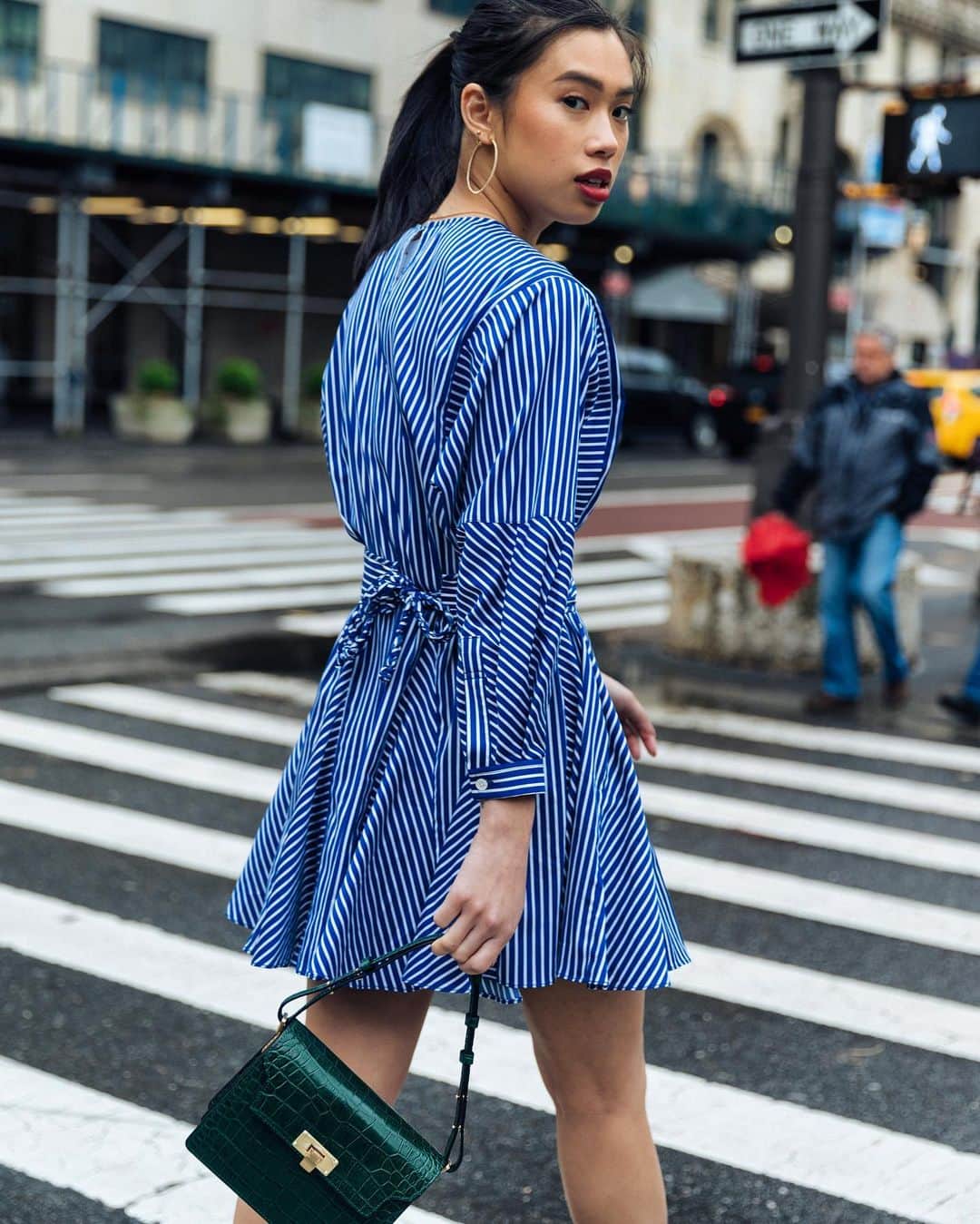barneysnyofficialさんのインスタグラム写真 - (barneysnyofficialInstagram)「“I love cotton, babydoll style dresses for summer—this 10 Crosby one is great because it is playful yet polished enough to wear to work. It’s also the perfect day-to-night dress and can be styled differently with a quick accessories change.” ————————————————— Assistant Fashion Director, @misodam shows us how to nail the elevated babydoll dress trend with @dereklam and @margesherwood_official. Shop her look, available for pre-order, now at Barneys.com」5月28日 21時51分 - barneysny