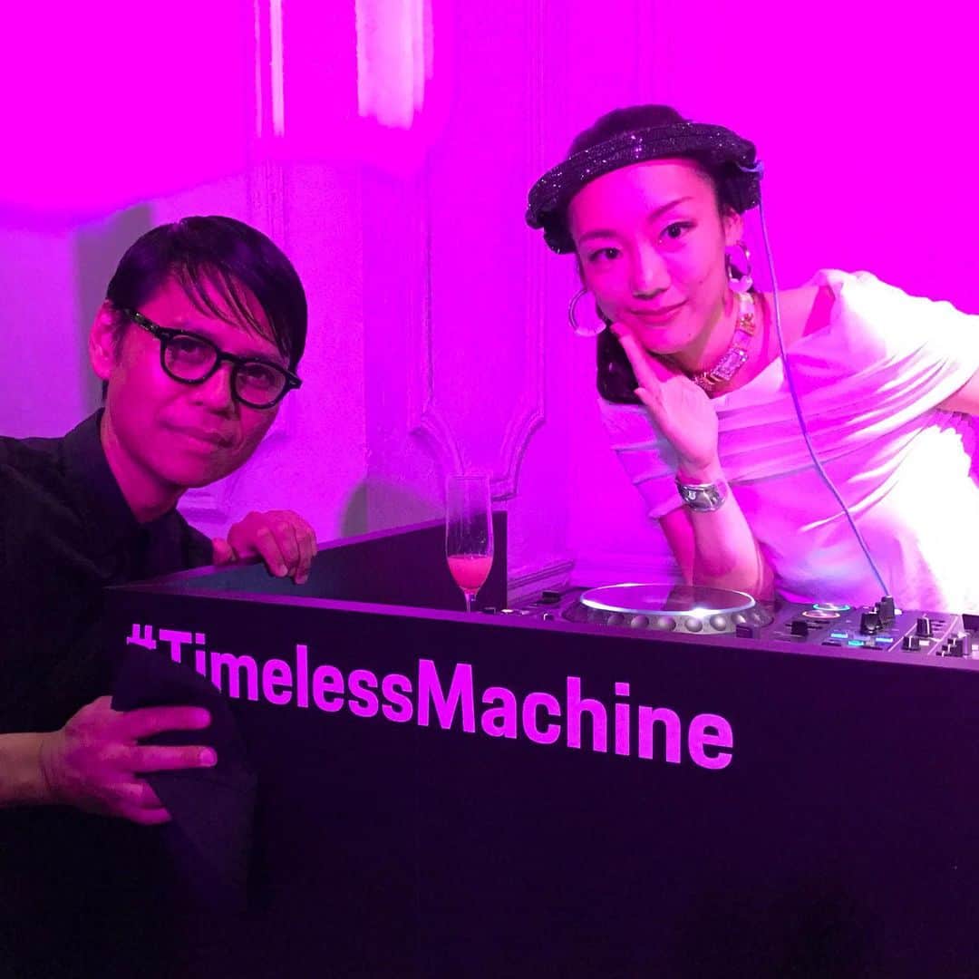 DJ Yummyのインスタグラム：「いつかDJしたいと念願だった、ポルシェの新型911お披露目パーティーにて。BOSSとのコラボショーの曲がリハまで決まらず少し焦りつつリアルタイムでMIXも間に合った🙆‍♀️バッチし(安堵) カレラといえば大沢さん…もしかして？と思ったらお出まし流石です。まだ興奮冷めません。#porshe#porshe911#timelessmachine#timelesscollection #hugoboss#thisisboss#boss#dj#djilfe#housemusic#techno#progressive#disco#60smusic#70smusic#80smusic#90smusic#00smusic#pink お疲れ様でした。」