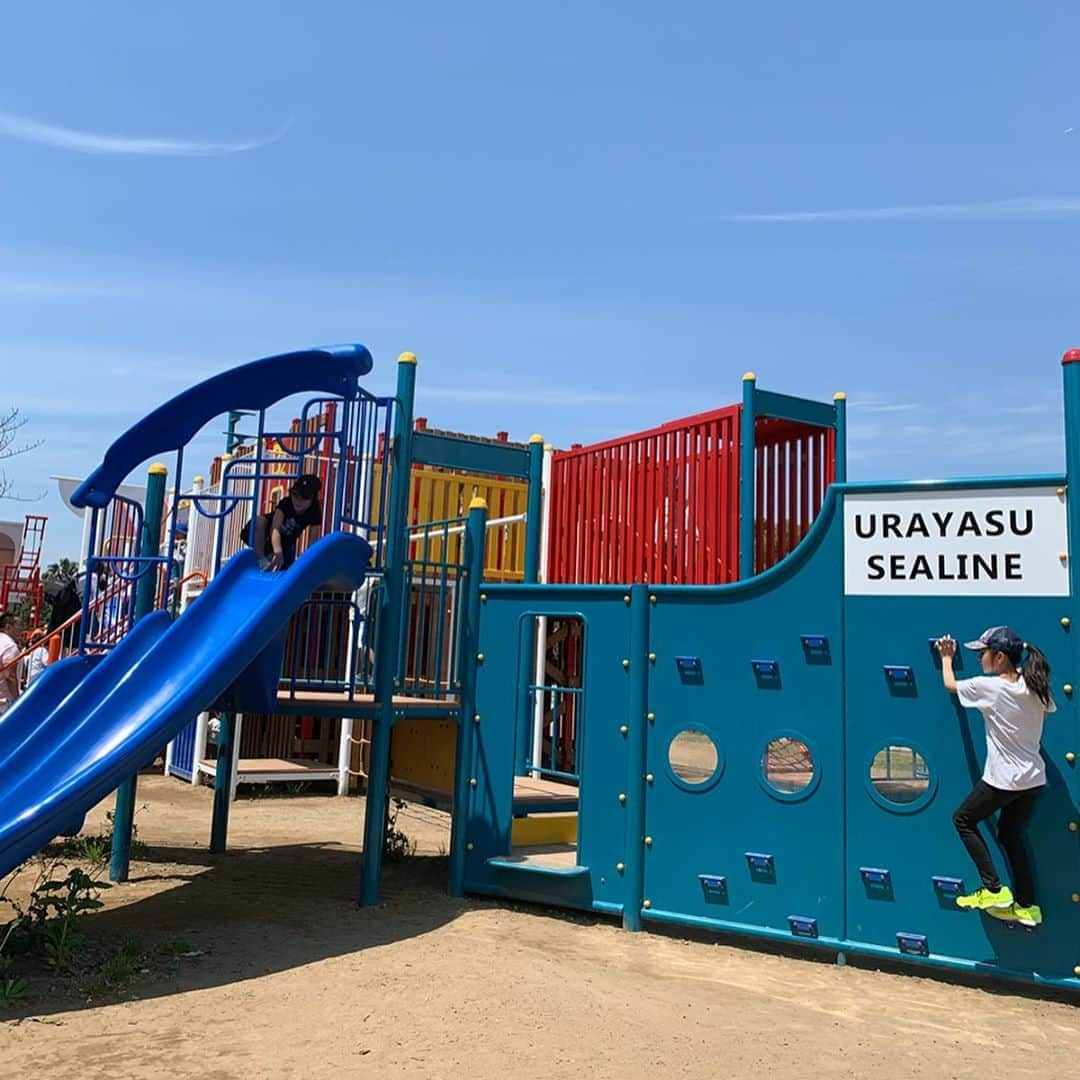 原田あかねさんのインスタグラム写真 - (原田あかねInstagram)「✩*॰ ディズニーシーに1番近い公園 「浦安市運動公園」 . 遊んでる最中もアトラクションの 音とか聞こえてくるんです👂🌈 . こちらの公園は活発な子も 大満足する遊具や小さな子でも 遊べるぶらんこや砂場もあります☺️ . 駐車場も無料です！！ . #舞浜 #公園 #浦安市運動公園 #tds #ディズニーシー #イクスピアリ #千葉ママ」5月28日 21時53分 - akane.hrd