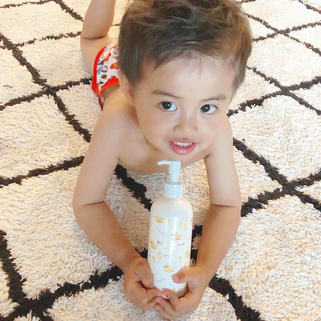 A_kun*mamaさんのインスタグラム写真 - (A_kun*mamaInstagram)「﻿ じゃーん❤️﻿ ﻿ いつもおちゃらけてるあーくんの﻿ まじめっぽい写真がたまたま撮れました😂笑﻿ ﻿ ふとした瞬間にお兄ちゃんっぽい表情したりしてて﻿ ビックリしちゃう😳‼️﻿ ﻿ 幼稚園が始まって、﻿ ママっ子がすごいのでお風呂上がりには ﻿ #ベビーマハロ を全身に塗りながら﻿ 軽くマッサージしてあげたら安心するみたい✨﻿ ﻿ 小さな身体で彼なりに﻿ 幼稚園で色々頑張ってるんだよね💓﻿ 沢山お話しながらのスキンシップは大事✨👦﻿ ﻿ ベビーマハロはポンプ式で使いやすいし﻿ とてもサラっとしていて伸びがよくて﻿ 塗りやすくてプルプルお肌になるの‼️☺️﻿ 無臭で無添加なところもポイント💓﻿ ﻿ パッケージもオシャレで﻿ アヒル🐤ちゃんが可愛すぎる〜😍﻿ LOFTで購入できるのでみてみてね☝️✨﻿ ﻿ ﻿ ﻿ ﻿ #babymahaalo #ベビースキンケア #ベビーローション #保湿 #無添 #loft﻿ #赤ちゃん本舗 #赤ちゃんのいる暮らし #子供のいる暮らし #sponsored #親子 #スキンシップ #かわいい #かっこいい #親ばか #おやばか #コドモノ #息子 #3歳4ヶ月 #3歳男の子 #ベビフル #ママリ #mamanoko #おススメ #アヒル #男の子ママ #インスタキッズ  #ig_kids」5月28日 21時55分 - aaaooo121