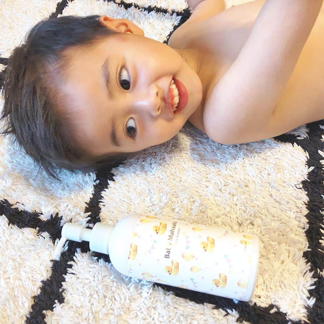 A_kun*mamaさんのインスタグラム写真 - (A_kun*mamaInstagram)「﻿ じゃーん❤️﻿ ﻿ いつもおちゃらけてるあーくんの﻿ まじめっぽい写真がたまたま撮れました😂笑﻿ ﻿ ふとした瞬間にお兄ちゃんっぽい表情したりしてて﻿ ビックリしちゃう😳‼️﻿ ﻿ 幼稚園が始まって、﻿ ママっ子がすごいのでお風呂上がりには ﻿ #ベビーマハロ を全身に塗りながら﻿ 軽くマッサージしてあげたら安心するみたい✨﻿ ﻿ 小さな身体で彼なりに﻿ 幼稚園で色々頑張ってるんだよね💓﻿ 沢山お話しながらのスキンシップは大事✨👦﻿ ﻿ ベビーマハロはポンプ式で使いやすいし﻿ とてもサラっとしていて伸びがよくて﻿ 塗りやすくてプルプルお肌になるの‼️☺️﻿ 無臭で無添加なところもポイント💓﻿ ﻿ パッケージもオシャレで﻿ アヒル🐤ちゃんが可愛すぎる〜😍﻿ LOFTで購入できるのでみてみてね☝️✨﻿ ﻿ ﻿ ﻿ ﻿ #babymahaalo #ベビースキンケア #ベビーローション #保湿 #無添 #loft﻿ #赤ちゃん本舗 #赤ちゃんのいる暮らし #子供のいる暮らし #sponsored #親子 #スキンシップ #かわいい #かっこいい #親ばか #おやばか #コドモノ #息子 #3歳4ヶ月 #3歳男の子 #ベビフル #ママリ #mamanoko #おススメ #アヒル #男の子ママ #インスタキッズ  #ig_kids」5月28日 21時55分 - aaaooo121