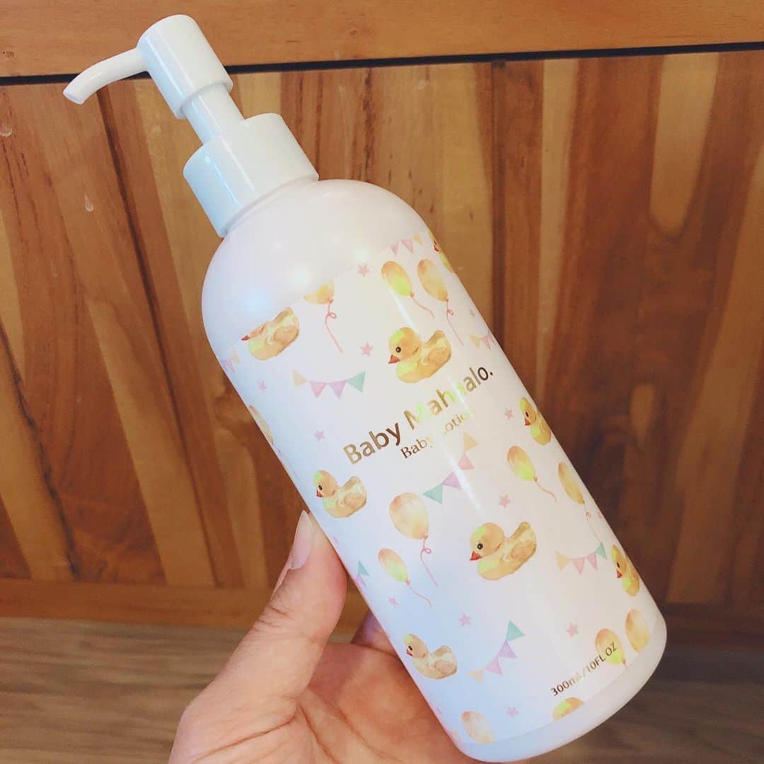 A_kun*mamaさんのインスタグラム写真 - (A_kun*mamaInstagram)「﻿ じゃーん❤️﻿ ﻿ いつもおちゃらけてるあーくんの﻿ まじめっぽい写真がたまたま撮れました😂笑﻿ ﻿ ふとした瞬間にお兄ちゃんっぽい表情したりしてて﻿ ビックリしちゃう😳‼️﻿ ﻿ 幼稚園が始まって、﻿ ママっ子がすごいのでお風呂上がりには ﻿ #ベビーマハロ を全身に塗りながら﻿ 軽くマッサージしてあげたら安心するみたい✨﻿ ﻿ 小さな身体で彼なりに﻿ 幼稚園で色々頑張ってるんだよね💓﻿ 沢山お話しながらのスキンシップは大事✨👦﻿ ﻿ ベビーマハロはポンプ式で使いやすいし﻿ とてもサラっとしていて伸びがよくて﻿ 塗りやすくてプルプルお肌になるの‼️☺️﻿ 無臭で無添加なところもポイント💓﻿ ﻿ パッケージもオシャレで﻿ アヒル🐤ちゃんが可愛すぎる〜😍﻿ LOFTで購入できるのでみてみてね☝️✨﻿ ﻿ ﻿ ﻿ ﻿ #babymahaalo #ベビースキンケア #ベビーローション #保湿 #無添 #loft﻿ #赤ちゃん本舗 #赤ちゃんのいる暮らし #子供のいる暮らし #sponsored #親子 #スキンシップ #かわいい #かっこいい #親ばか #おやばか #コドモノ #息子 #3歳4ヶ月 #3歳男の子 #ベビフル #ママリ #mamanoko #おススメ #アヒル #男の子ママ #インスタキッズ  #ig_kids」5月28日 21時55分 - aaaooo121