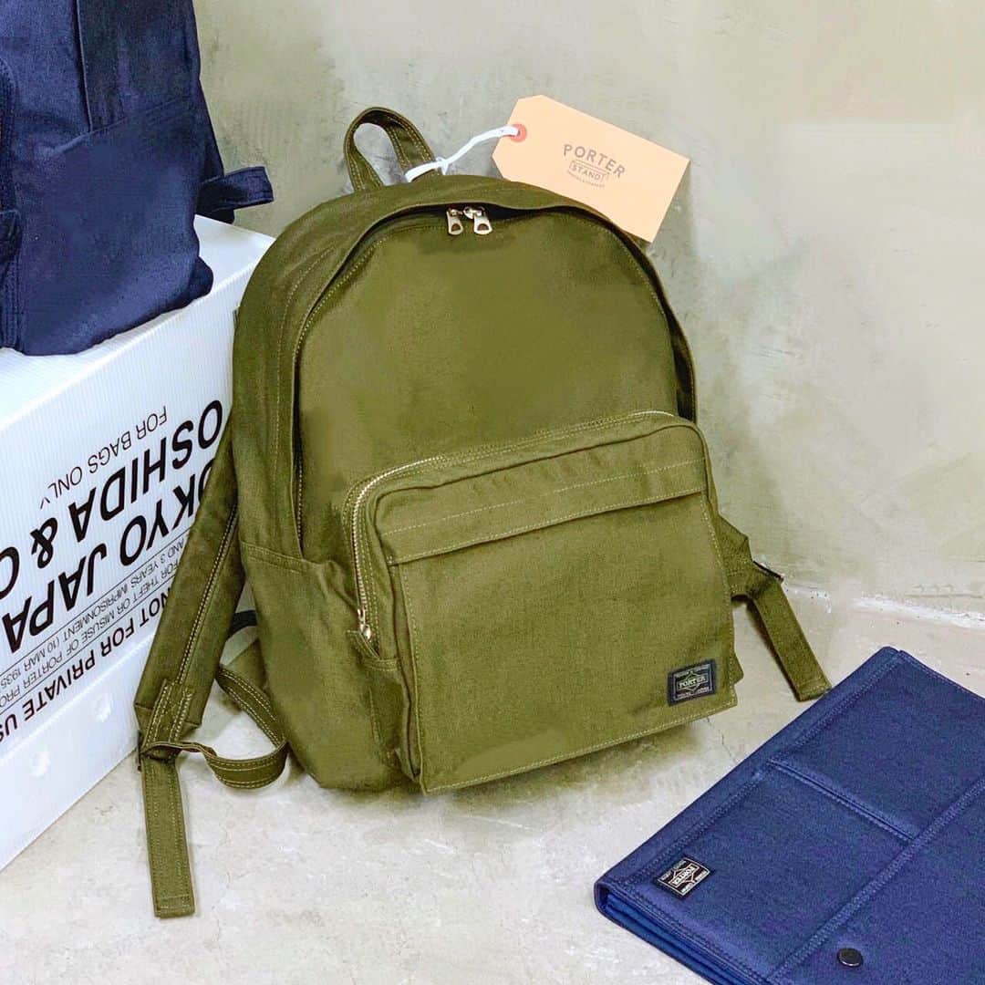 のインスタグラム：「『PORTER STAND TOKYO STATION』  こんばんは。 本日は、ご好評をいただいている「ポーター スモーキー」シリーズよりデイパックをご紹介いたします。素材は、しなやかで美しい光沢が特徴のジンバブエコットンと耐摩耗性・引裂き強度に優れたコーデュラ®ナイロンを織り上げた、吉田カバンオリジナルのコーデュラ®ダック生地を使用。シンプルなルックスのデイパックは、どんなコーディネートにも合わせやすく、様々なシーンで活躍するアイテムです。 是非店頭でお手にとってご覧ください。  ポーター スモーキー デイパック ￥24,000（税別）  #yoshidakaban #porter #吉田カバン #ポーター #luggagelabel #porteryoshida #porterflagshipstore #kurachikabyporter #porterseoul #potr #madeinjapan #japan #porterstand #shinagawa #tokyo #station #smoky #zimbabwecotton #corduranylon #backpack #black #olive #navy」