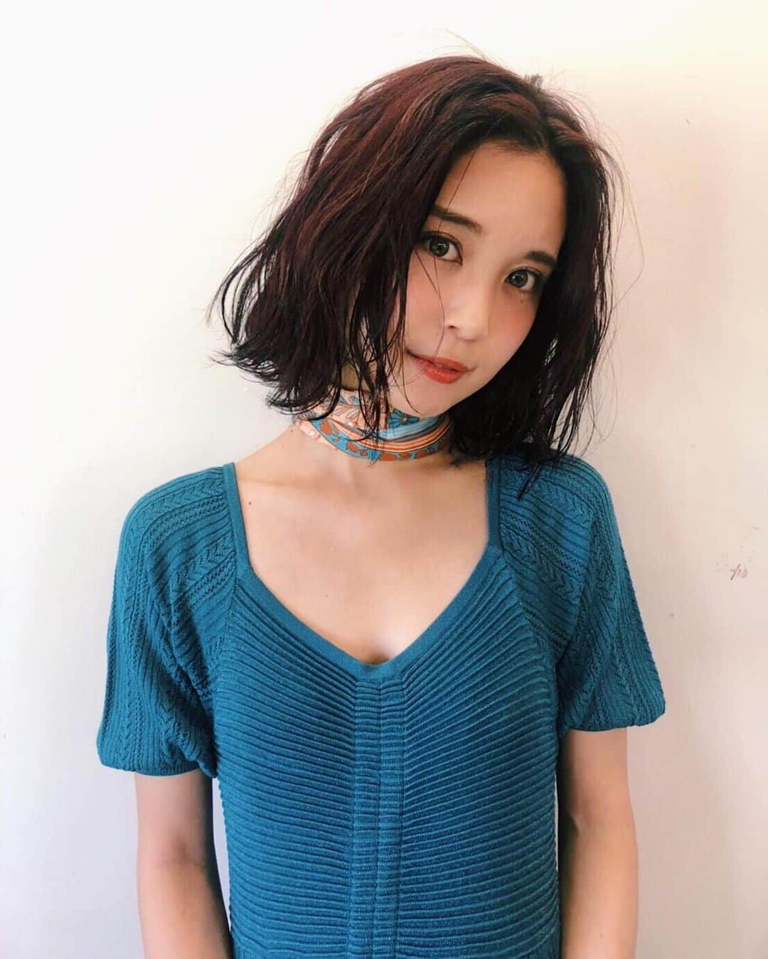 Hitoさんのインスタグラム写真 - (HitoInstagram)「. 最近のあれこれ。 買い付けから帰ってきて #ヘアカラー 💇‍♀️ 落ち着いた赤みのあるカラー🥀 やっぱり年中このカラーが落ち着きます。。 Bloc かなさんありがとうございます😊 . . そしてこの時期の買い付けといえば、毎年気になるのが #日焼け対策 〜〜👩🏽👩🏽 買い付け中、バッグの中に潜ませてたコンビ🥰 LAの日差しはかなり強いけど、、 セミナーも参加した #ビオレ の #日焼け止め のおかげで、なんとか乗り切れた！🏝 これなら塗りムラや塗り残しがなくて、ズボラな私でも簡単に塗れましたよ💪 . . #hair #haircolor #redhair #suncare #pr #スキマリスク #ビオレUV #紫外線対策 #アスリズム」5月28日 22時02分 - hito0806