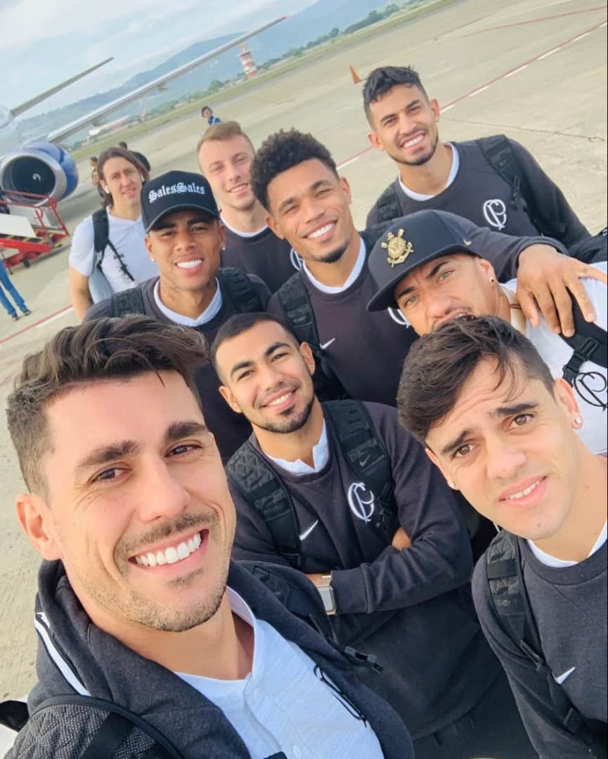 コリンチャンスさんのインスタグラム写真 - (コリンチャンスInstagram)「Chegamos! ✈🇻🇪 . . #VaiCorinthians #Corinthianismo #FielAtéoFim #MeuBMG #NãoÉSóPatrocínio #TimeDoPovo #Corinthians #Timão #CorinthiansTV #FielTorcedor #AFielÉFoda #UmSoCorinthians #NikeFutebol #Joli #EstrellaGalicia #UniversidadeBrasilOficial #ÉPositivo #CorinthiansÉPositivo #LoucoPotyCorinthians #PostosALE #ALEnoTimão #TODOSportiCorinthians #CartãodeTODOSCorinthians #TODOSpeloTimão」5月28日 22時03分 - corinthians