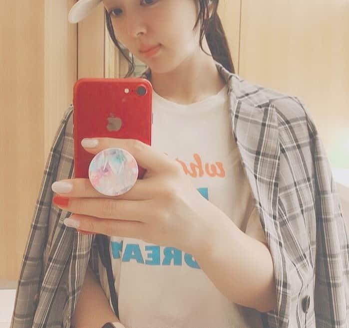 祥子さんのインスタグラム写真 - (祥子Instagram)「💎 二代目 POPSOCKETSをget😎 @popsockets_jp_official : 初代をとよた真帆さん(@maho_toyota )に頂いて愛用してたの♥️ コレがめちゃくちゃ便利良すぎて😍 私にとってスマホ操作する上では無くてはならないほど💓 : 他にも欲しくなってこの度新調しました✨ 大好きなアベンジャーズシリーズもあったし、キラキラの可愛いやつもあったし💓 他にもまだまだ魅力的なものがたくさん😍 種類が豊富で本当迷うよ〜😆💦 キャプテン・アメリカの盾のやつ欲しかったんだけど…売り切れてた😢 (いつか手に入れるぞっ😎💨) : 三代目、四代目…と色々集めます🙋‍♀️✨ #ハマり中 #popsockets #ポップソケッツ  #二代目 #本当に便利 #色々集めたい #コレクション #オススメ #スマホアクセサリー #種類豊富 #選びきれない  #とよた真帆 さん #ありがとうございました #感謝」5月28日 22時03分 - sho_ko.0413