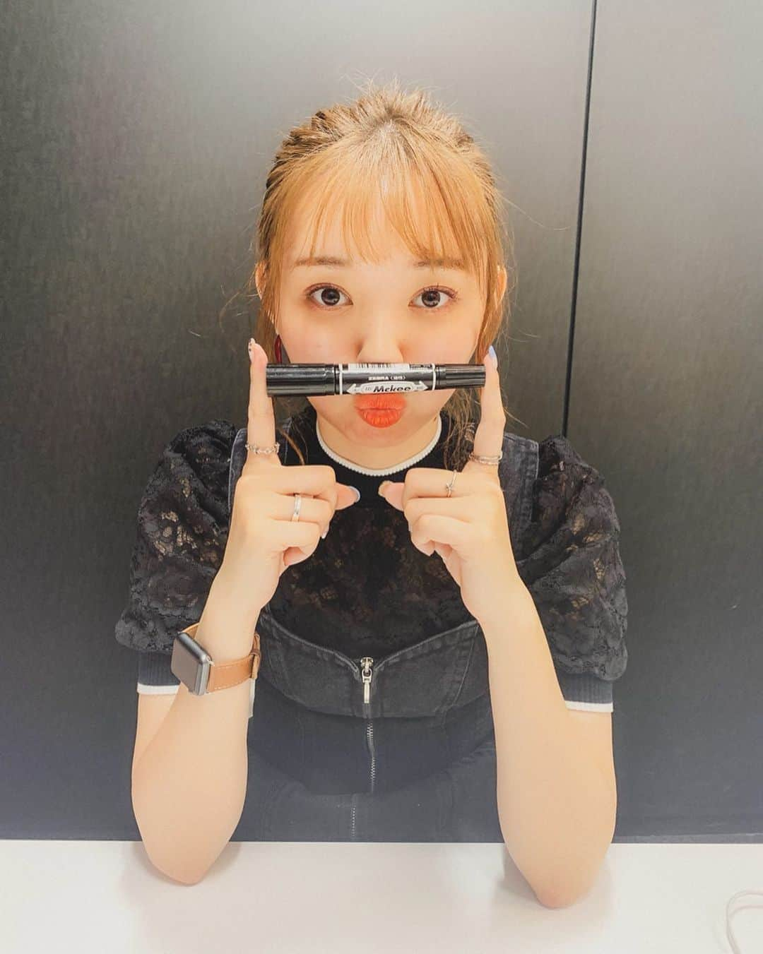 江野沢愛美さんのインスタグラム写真 - (江野沢愛美Instagram)「カレンダーの、ネットサイン会というものを初めてやって見ました！！ 正直買ってくださる方がいるか不安でしたが めちゃくちゃたくさんの方が購入して待っててくださって😢 後から追加もたくさんで、、 本当にありがとうございます☺︎☺︎ 隣にいるみたいだったね🤫 ネットサイン会 今の時代にあったとっても良いイベントでした！！笑 ちょっとだけ手は疲れたけど、書けば書く分そのたびに 本当は隣にいなくても、今とても遠くにいたとしても 皆さんからの気持ちをリアルタイムで受け取れるのが本当に嬉しかったので幸せな疲れとなりましたよ🤫💕 だからまた企画して出来たらいいなと本当に思います☺️ アーカイブ残しています😌見れなかった方はぜひ。」5月28日 22時04分 - enosawa_manami