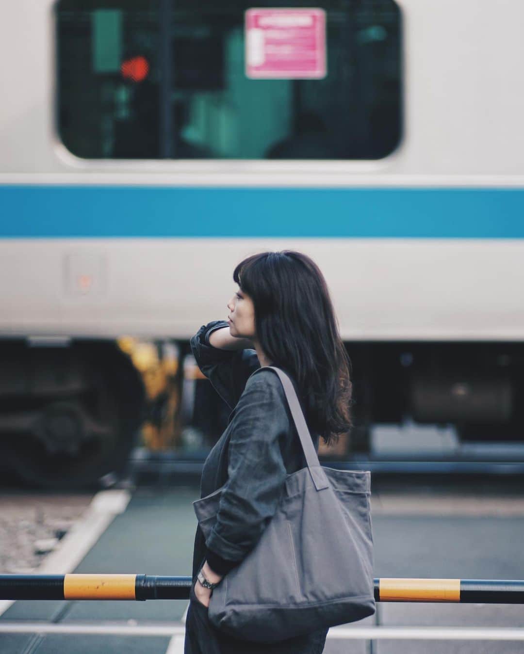 ima_ju / Jun Iのインスタグラム：「. . at Railroad Crossing . . . 皆さん、オリチケットの予約、どうしてますか？ . 競技自体は今どきTV以上によく見えるものはありませんが、オーディエンスが多国籍に入り混じる臨場感はオリならではのすごみ。もちろん人気競技ほどそれはすごくなるわけで。こればっかりはTVと生では全然違うのと、もう日本開催のチャンスは数十年はないと思うので、一つぐらいは体感すること、おススメです👌✨ . . ::」