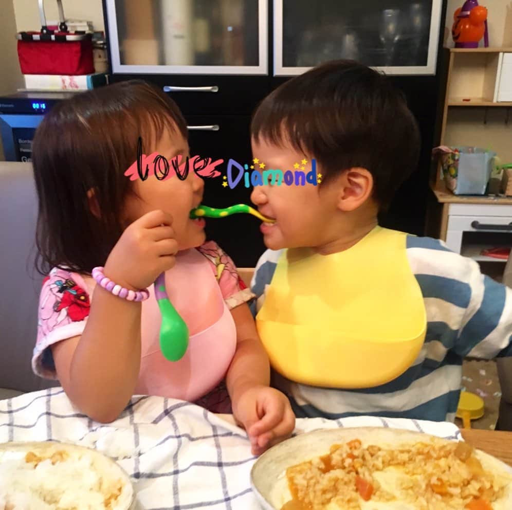 蒲生麻由のインスタグラム：「ラブラブやないか〜い❣️❣️﻿ 一つの椅子に2人で座って仲良くご飯🍛﻿ 可愛い盛りなお年頃🌸﻿ ﻿ #mamalife #2歳児 #愛おしい #babyboy ﻿ #2人目妊娠中 #ベビーカップル #ラブラブ ﻿ #一つの椅子に2人で座る ﻿ #喧嘩もするけど #仲良し #同級生」