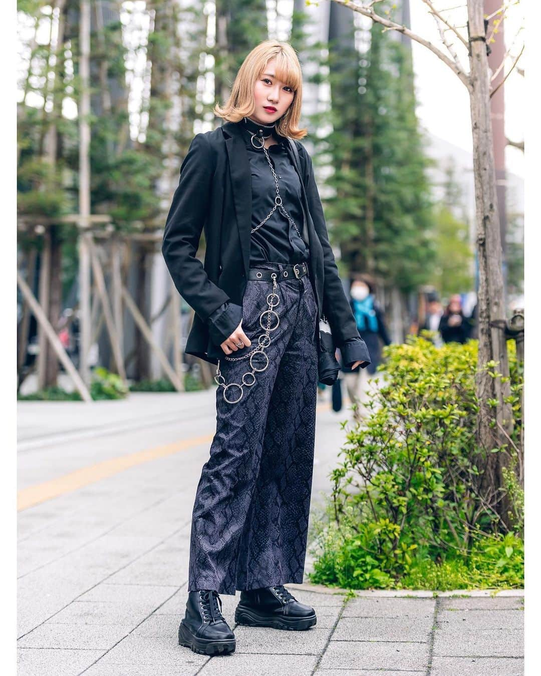 Harajuku Japanさんのインスタグラム写真 - (Harajuku JapanInstagram)「18-year-old Japanese student Ririka (@choa_kt_) on the street in Tokyo wearing layered Zara tops with Never Mind The XU snakeskin print pants, a floral purse, choker, and Attagirl boots.」5月28日 22時08分 - tokyofashion