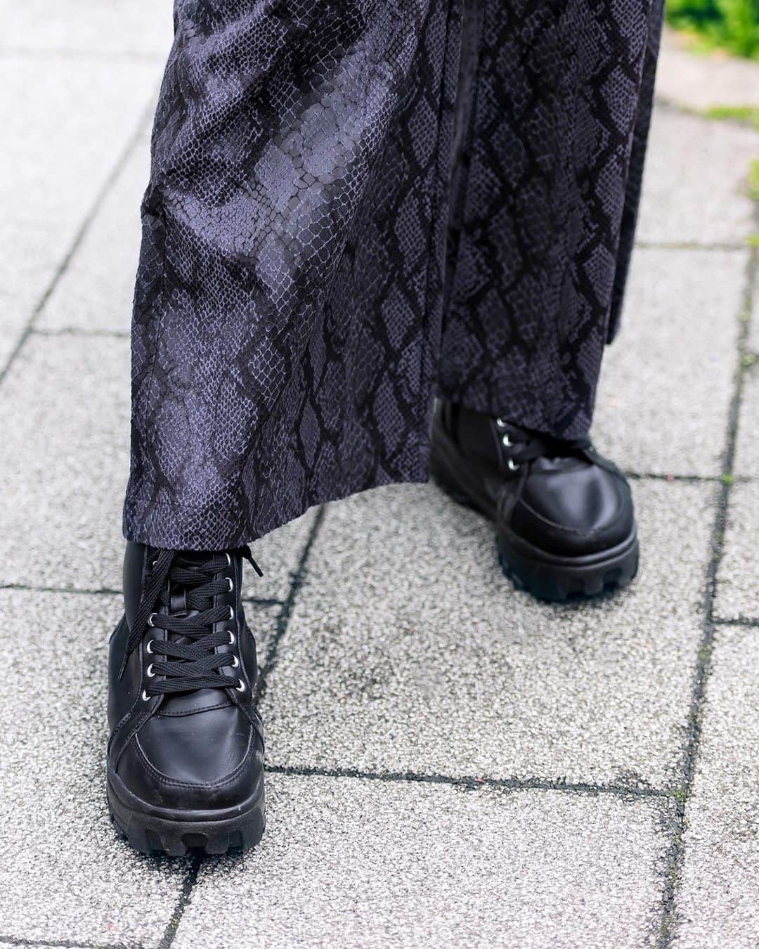 Harajuku Japanさんのインスタグラム写真 - (Harajuku JapanInstagram)「18-year-old Japanese student Ririka (@choa_kt_) on the street in Tokyo wearing layered Zara tops with Never Mind The XU snakeskin print pants, a floral purse, choker, and Attagirl boots.」5月28日 22時08分 - tokyofashion