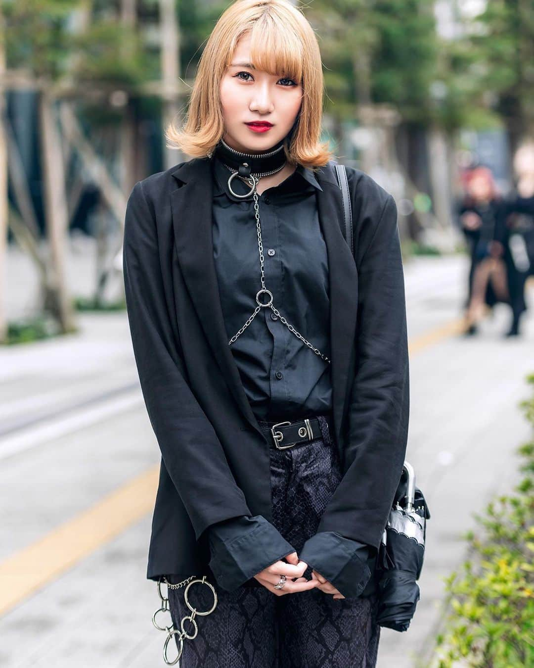 Harajuku Japanさんのインスタグラム写真 - (Harajuku JapanInstagram)「18-year-old Japanese student Ririka (@choa_kt_) on the street in Tokyo wearing layered Zara tops with Never Mind The XU snakeskin print pants, a floral purse, choker, and Attagirl boots.」5月28日 22時08分 - tokyofashion