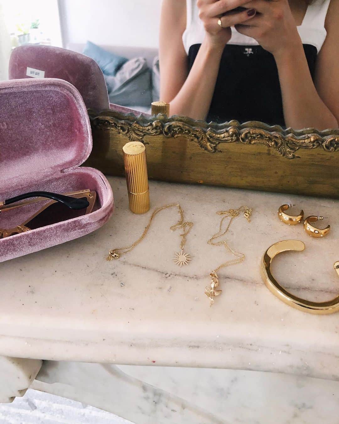 ベイカー恵利沙さんのインスタグラム写真 - (ベイカー恵利沙Instagram)「Sun and Rose🌞🌹 My two most love motifs 太陽とバラ ずっと大好きなモチーフ 何回もご紹介しているNewTop Jewelryは @janes8103 、 チャイナタウンにあるゴールドのお店で、 自分でパーツを選んで組み合わせられるの ネックレスだけじゃなくピアスやリングも豊富！ 14金で、金の重さの価格だけで買えるの チェーンもトップも種類がとにかく沢山あるので、 旅行で行くときは時間をたっぷり取って行くことをおすすめします😘 私は友だちを連れて行くたびに自分が買っちゃうからしばらく行きたくない😇 こういうのが欲しいけど、 なかなか既存のデザインから見つけられないっていうのがある方にもおすすめ！ この2つのネックレスは、 重ねて付けられるように、 それぞれチェーンの長さを少しずつ変えたんだ お守りみたいに2つともいつも付けてる！ 1つ前の写真にも写ってる、小指のハートのリングもそういえばここで買いました♡ #えりさふく」5月28日 22時09分 - bakerelisa