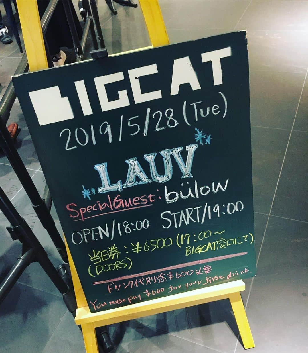 高樹リサさんのインスタグラム写真 - (高樹リサInstagram)「LAUVのLiveへ😎✨ とにかくファンを喜ばせるべくステージの上を行った来たり、時には予想外な登場の仕方に驚がずにはいられない^ ^ お茶目なMCは笑いを誘い、楽曲への想いを丁寧に語りながらしっかりと1人1人の心を掴み巻き起こる大合唱😊 とても美しい夜でした。✨ Special Guestの bülow はボーイッシュな服装に身を包んだ女性シンガー。調べるとまだ十代らしい。スモーキーな歌声に瞬く間に魅力されました💓 #FM802 @lauvsongs  @bulow」5月28日 22時09分 - lisalisa_takagi