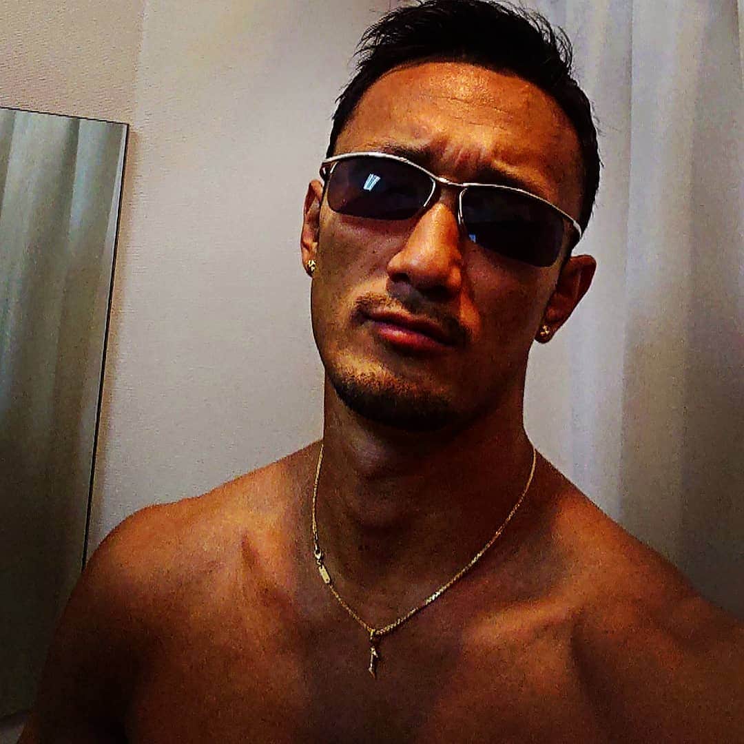 梅野源治のインスタグラム：「@gackt さんからプレゼントでいただいたサングラスをかけてみた。  #昭和のヤンキーにしかならない #助けてください #GACKT さん #感謝」