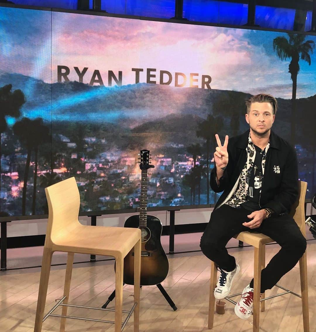 ライアン・テダーさんのインスタグラム写真 - (ライアン・テダーInstagram)「It’s been a lifelong ambition to somehow replace the Hollywood sign with my name-  @todayshow u made it happen.  You are dream makers, television Jedis.  @nbcsongland @nbc @onerepublic  @shanemcanally @esterdean #hollywoodsign」5月28日 22時14分 - ryantedder