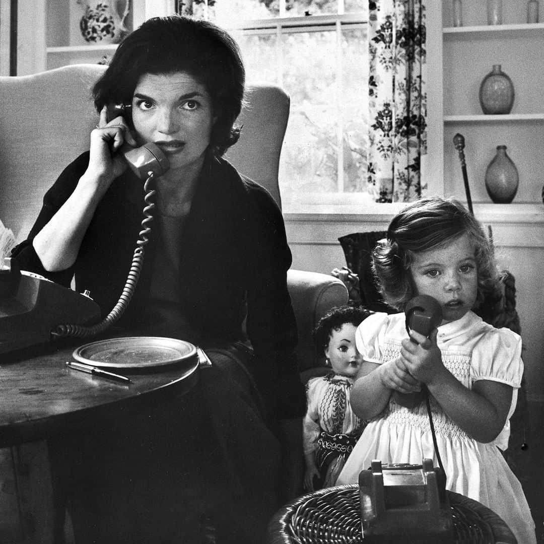 lifeさんのインスタグラム写真 - (lifeInstagram)「Future first lady Jackie Kennedy talking on the phone as her young daughter Caroline mimics her talking on a toy phone at home in Hyannis Port, Massachusetts, September 30, 1960. (Alfred Eisenstaedt—The LIFE Picture Collection/Getty Images) #LIFElegends #JackieKennedy #JackieO」5月28日 22時24分 - life
