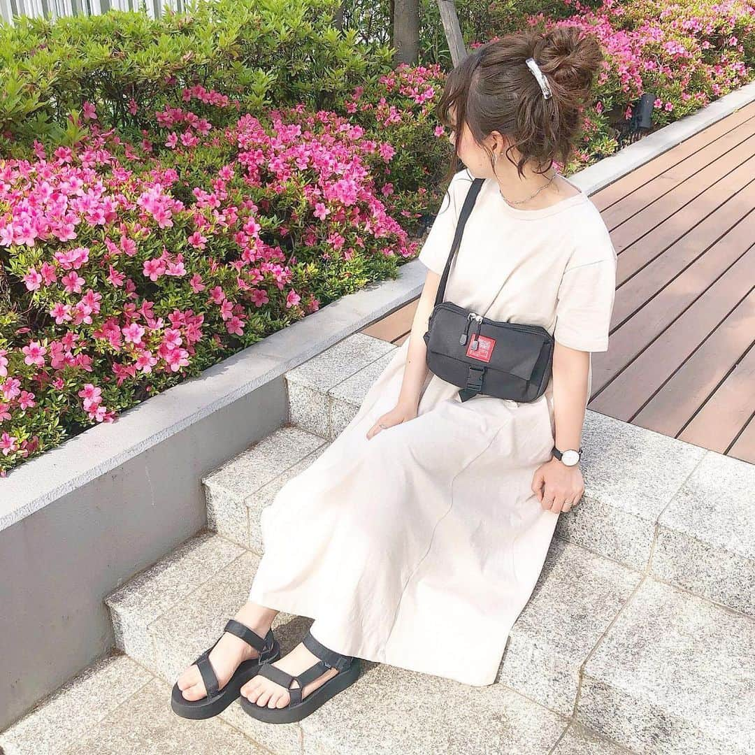 haruさんのインスタグラム写真 - (haruInstagram)「ㅤㅤㅤㅤㅤㅤㅤㅤㅤㅤㅤㅤㅤ ㅤㅤㅤㅤㅤㅤㅤㅤㅤㅤㅤㅤㅤ ㅤㅤㅤㅤㅤㅤㅤㅤㅤㅤㅤㅤㅤ #ootd ㅤㅤㅤㅤㅤㅤㅤㅤㅤㅤㅤㅤㅤ GUでプチプラコーデ☺💕 ㅤㅤㅤㅤㅤㅤㅤㅤㅤㅤㅤㅤㅤ やっぱりスポサンとの相性がよかったので サコッシュと合わせてスポーティコーデにしました☺✨ ㅤㅤㅤㅤㅤㅤㅤㅤㅤㅤㅤㅤㅤ ヘアアレンジは 毛先残しのお団子に まるちゃんから誕プレでもらった アネモネのクリアバレッタで 女の子らしさを残しました☺❤️ ㅤㅤㅤㅤㅤㅤㅤㅤㅤㅤㅤㅤㅤ クリアバレッタお気に入り(˶﻿ ̇ ̵ ̇﻿˶﻿ )💓 ㅤㅤㅤㅤㅤㅤㅤㅤㅤㅤㅤㅤㅤ ❤︎ one-piece : #gu ❤︎ sandal : #teva ㅤㅤㅤㅤㅤㅤㅤㅤㅤㅤㅤㅤㅤ 最近おだんご真似してもらえることがおおくて とっても嬉しいです😭💕ありがとうございます🙇‍♀️✨ ㅤㅤㅤㅤㅤㅤㅤㅤㅤㅤㅤㅤㅤ ㅤㅤㅤㅤㅤㅤㅤㅤㅤㅤㅤㅤㅤ #プチプラ#GUコーデ#スポーツミックス#お団子ヘア#低身長コーデ#ワンピースコーデ#プチプラコーデ #おだんごおはる#harucd ㅤㅤㅤㅤㅤㅤㅤㅤㅤㅤㅤㅤㅤ」5月28日 22時24分 - __haru3