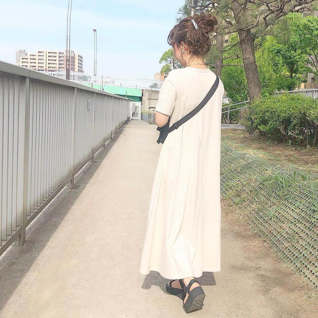 haruさんのインスタグラム写真 - (haruInstagram)「ㅤㅤㅤㅤㅤㅤㅤㅤㅤㅤㅤㅤㅤ ㅤㅤㅤㅤㅤㅤㅤㅤㅤㅤㅤㅤㅤ ㅤㅤㅤㅤㅤㅤㅤㅤㅤㅤㅤㅤㅤ #ootd ㅤㅤㅤㅤㅤㅤㅤㅤㅤㅤㅤㅤㅤ GUでプチプラコーデ☺💕 ㅤㅤㅤㅤㅤㅤㅤㅤㅤㅤㅤㅤㅤ やっぱりスポサンとの相性がよかったので サコッシュと合わせてスポーティコーデにしました☺✨ ㅤㅤㅤㅤㅤㅤㅤㅤㅤㅤㅤㅤㅤ ヘアアレンジは 毛先残しのお団子に まるちゃんから誕プレでもらった アネモネのクリアバレッタで 女の子らしさを残しました☺❤️ ㅤㅤㅤㅤㅤㅤㅤㅤㅤㅤㅤㅤㅤ クリアバレッタお気に入り(˶﻿ ̇ ̵ ̇﻿˶﻿ )💓 ㅤㅤㅤㅤㅤㅤㅤㅤㅤㅤㅤㅤㅤ ❤︎ one-piece : #gu ❤︎ sandal : #teva ㅤㅤㅤㅤㅤㅤㅤㅤㅤㅤㅤㅤㅤ 最近おだんご真似してもらえることがおおくて とっても嬉しいです😭💕ありがとうございます🙇‍♀️✨ ㅤㅤㅤㅤㅤㅤㅤㅤㅤㅤㅤㅤㅤ ㅤㅤㅤㅤㅤㅤㅤㅤㅤㅤㅤㅤㅤ #プチプラ#GUコーデ#スポーツミックス#お団子ヘア#低身長コーデ#ワンピースコーデ#プチプラコーデ #おだんごおはる#harucd ㅤㅤㅤㅤㅤㅤㅤㅤㅤㅤㅤㅤㅤ」5月28日 22時24分 - __haru3