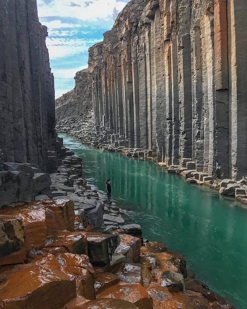 Discover Earthさんのインスタグラム写真 - (Discover EarthInstagram)「What do you think of this amazing photo location in Iceland, isn’t it just breathtaking ? 🇮🇸 Tag people who will love this amazing shot ! — 📍#DiscoverIceland — 📸 Photo by @davidgarciabarber」5月28日 22時17分 - discoverearth