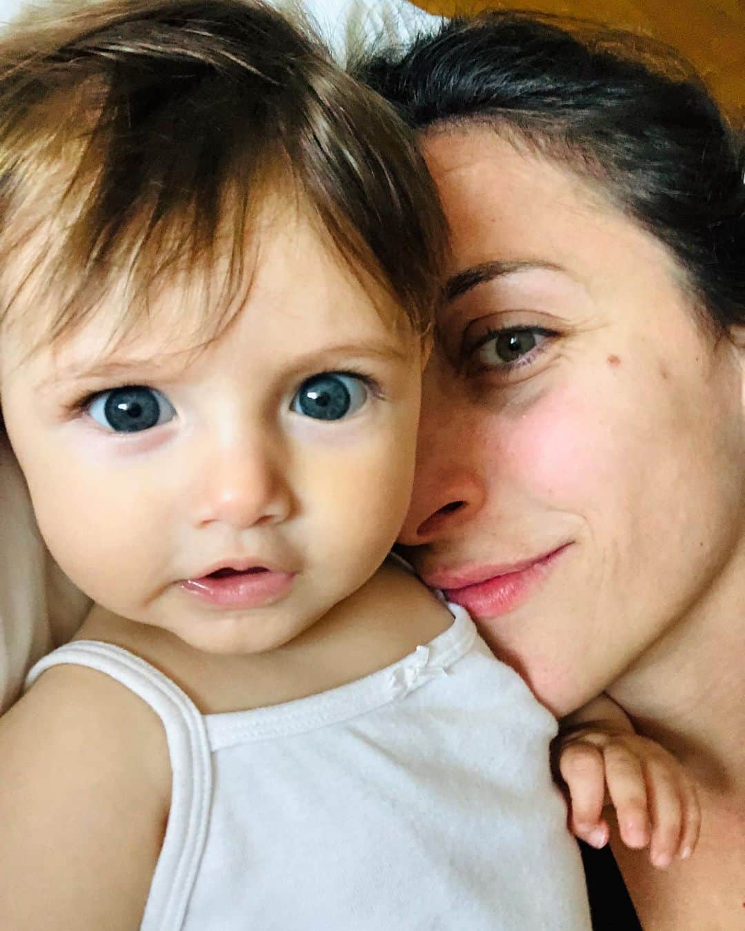 ギョズデ・ソンスルマのインスタグラム：「Dov’e babbo?  Ankaraaaaa  Dov’e mamma Mamma qui🥰 @alessandrobracceschi  #mavi 🧿💙🙏🏻」