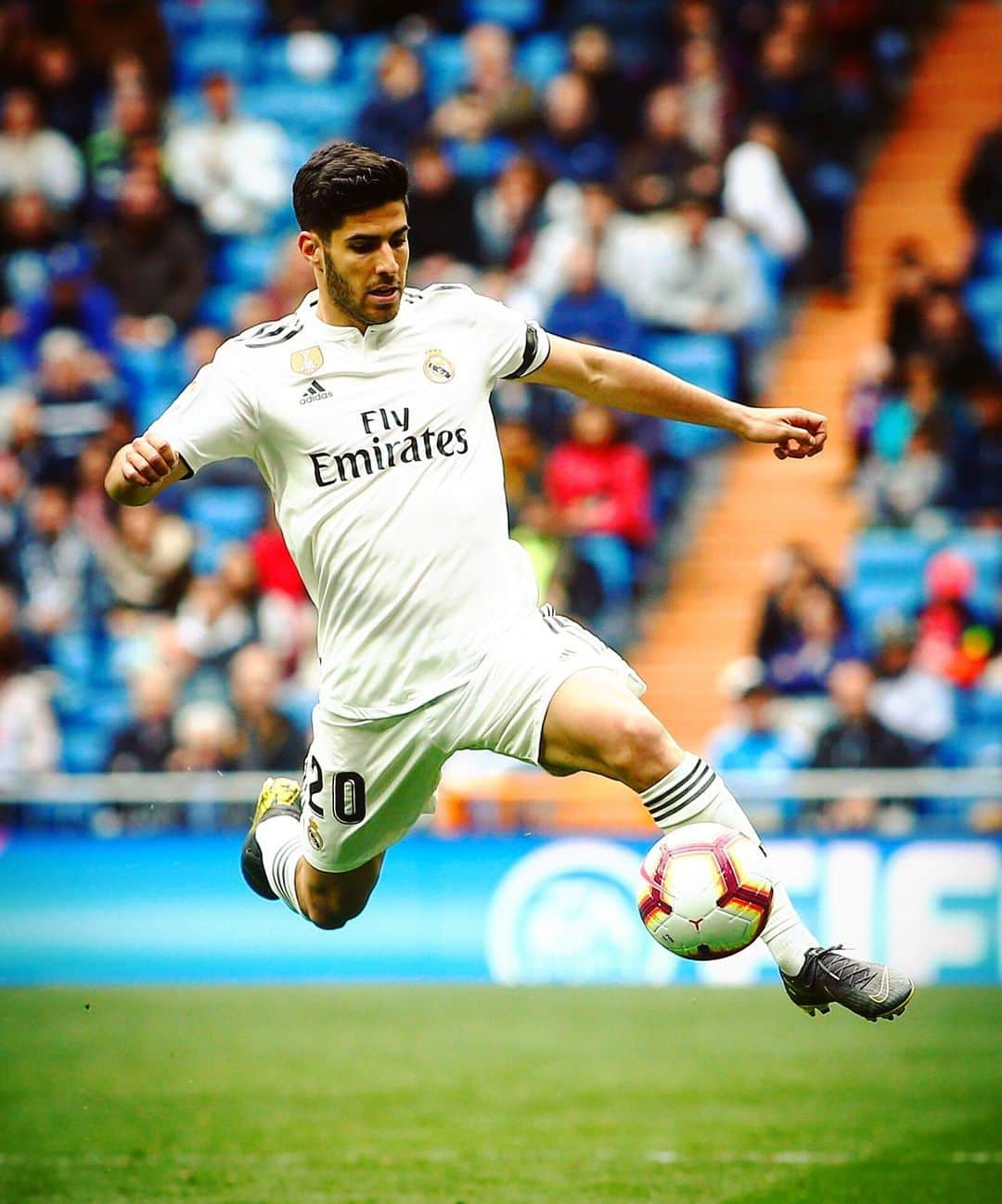 LFPさんのインスタグラム写真 - (LFPInstagram)「Controlling the ball in the air! 💯 • #Asensio #RealMadrid #LaLiga #LaLigaSantander」5月28日 22時21分 - laliga