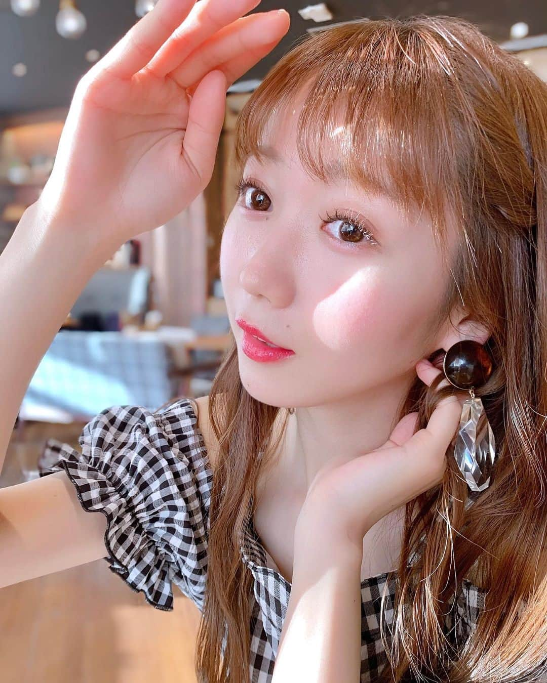 大谷映美里さんのインスタグラム写真 - (大谷映美里Instagram)「🌴🍹🌴🍹 ㅤㅤㅤㅤㅤㅤㅤㅤㅤㅤㅤㅤㅤ もう夏みたいに暑いね☺️🌈 ㅤㅤㅤㅤㅤㅤㅤㅤㅤㅤㅤㅤㅤ この日のカラコンは、 #トパーズ の #ストロベリークォーツ 🍓 ナチュラルなピンク色で可愛いです〜✨ なにより目がキラキラして見える…！🥺💕 ㅤㅤㅤㅤㅤㅤㅤㅤㅤㅤㅤㅤㅤ ワンピは #NiCORON ♡ オフショルのギンガムチェックで夏にぴったり👗 ㅤㅤㅤㅤㅤㅤㅤㅤㅤㅤㅤㅤㅤ #TOPARDS #カラコン #zara #にころん」5月28日 22時21分 - otani_emiri