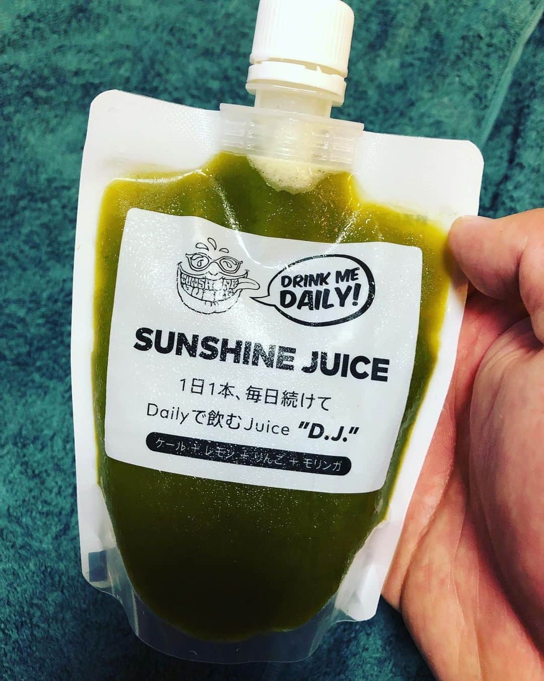 石浦将勝のインスタグラム：「リアル野菜ジュース。この一本に約1kgの野菜を使っています。野菜の栄養を残す絞り方とか、本物の作り方を知るとたまにカラダに気を使って飲んでいたあのジュースは何だったのと思ってしまいます。  #stayjuicy  @sunshinejuicetokyo」