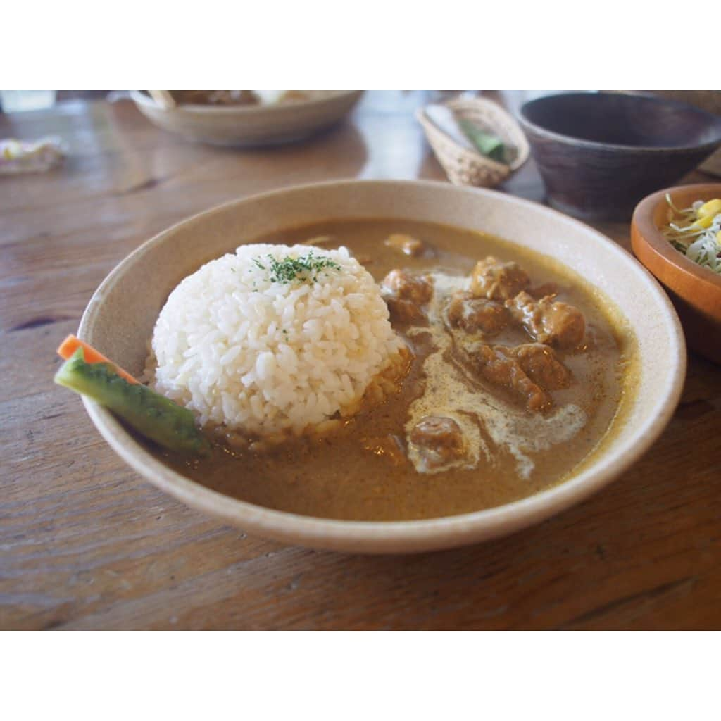 寺島咲のインスタグラム：「宮古島のカフェで食べたカレー🍛同じカレーでも器と盛り付けでおしゃれ度が全然違う🤗 #カレー#カフェ#宮古島＃沖縄#ランチ#グルメ#甘口」