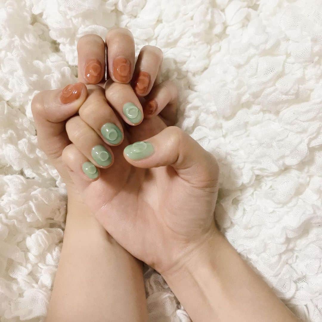 mina hinokuchiのインスタグラム：「. ちゅるちゅるネイル🍹 次入荷のお洋服の色味が可愛くて オリーブ🌱×オレンジブラウン🍊に . #mina_ネイル #ネイル #クリアネイル #ネイルデザイン #nail #nailart #nails #nailstagram #nailart」