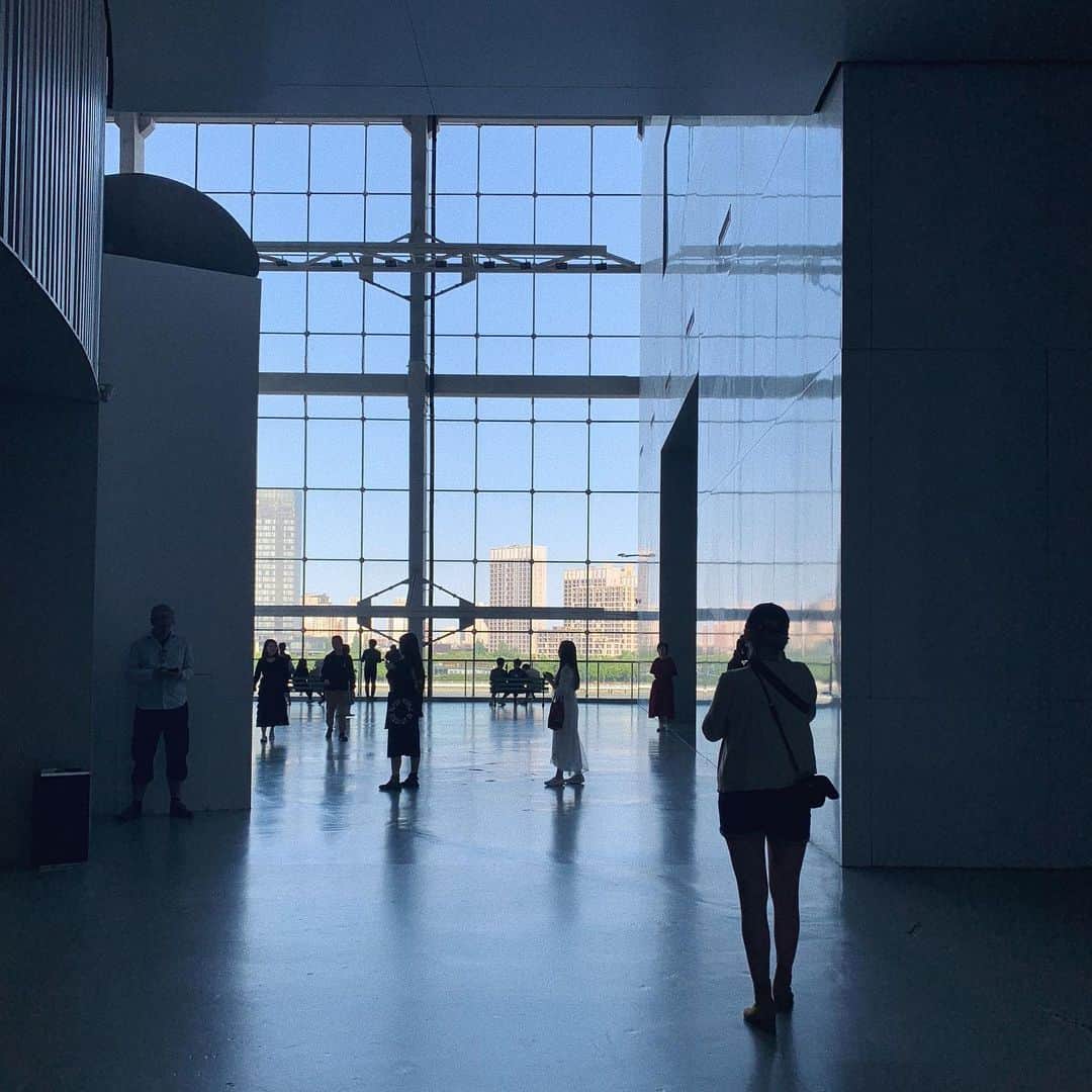 畑田萌のインスタグラム：「壮大で、内容が濃すぎて、建築も、展示物も、アートも、景色も、これでもかって位に満たされてるのに無料という奇跡の場所。なんなんだここ。」