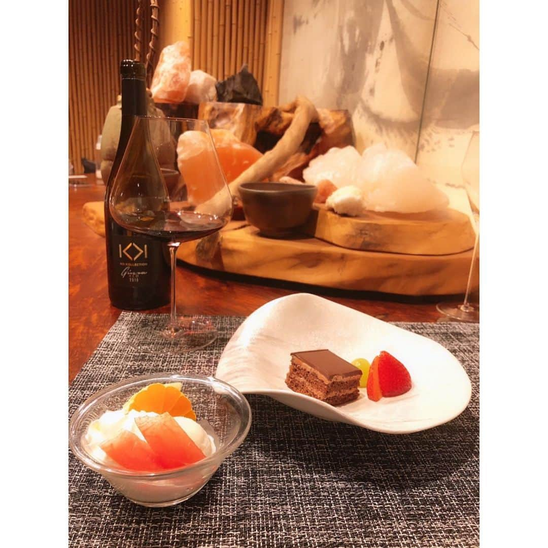 鹿野悠さんのインスタグラム写真 - (鹿野悠Instagram)「😋🍖🍴 みんなで芝KOSO @shiba_koso さんへ💓 個室でゆっくりランチ💕 初KOSO、とても美味しかった😋✨ . お酒は遺伝により激弱なので普段飲まないのですが、お酒にもこだわっていると伺って、少しだけ頂きました🍷✨ 色も綺麗だし、とても飲みやすくて😍飲みなれてなくても飲めるくらい美味しかった😊 . もちろんお肉も最高でした😭💓 銀座店は混んでるみたいなので、芝店にまた来たい😌 . . . #芝koso #芝koso本店 #銀座koso  #肉スタグラム #塩ユッケ  #サラダ の #ドレッシング #神  #鉄板焼き は #レア で💓#念願の #牛トロ重  #デザート もたくさん🍰 #生肉 #肉女子 #肉女子会 #shibakoso #ginzakoso #tokyorestaurant #wine #instafood」5月28日 22時34分 - harukano1204