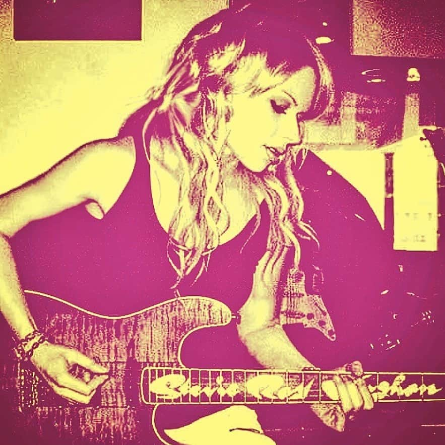 オリアンティさんのインスタグラム写真 - (オリアンティInstagram)「Jams on @stevierayvaughan_ guitar from vault #tbt」5月28日 22時33分 - iamorianthi