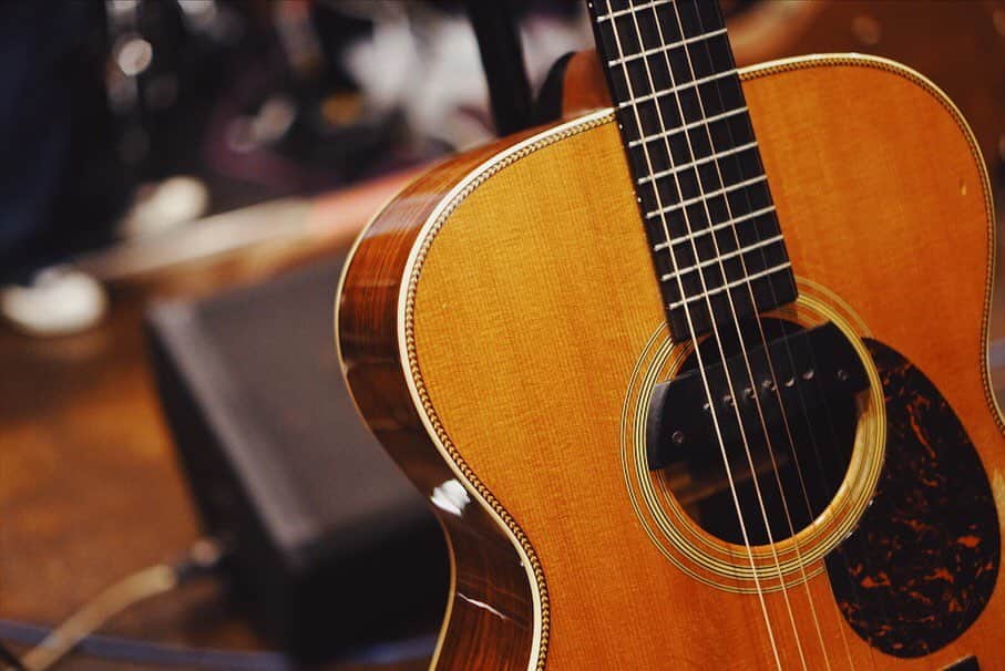 近藤薫のインスタグラム：「6/2ライブのリハーサル！ #guitar #acousticguitar #martin #om28 #pickup #sunrise #live #magnet」