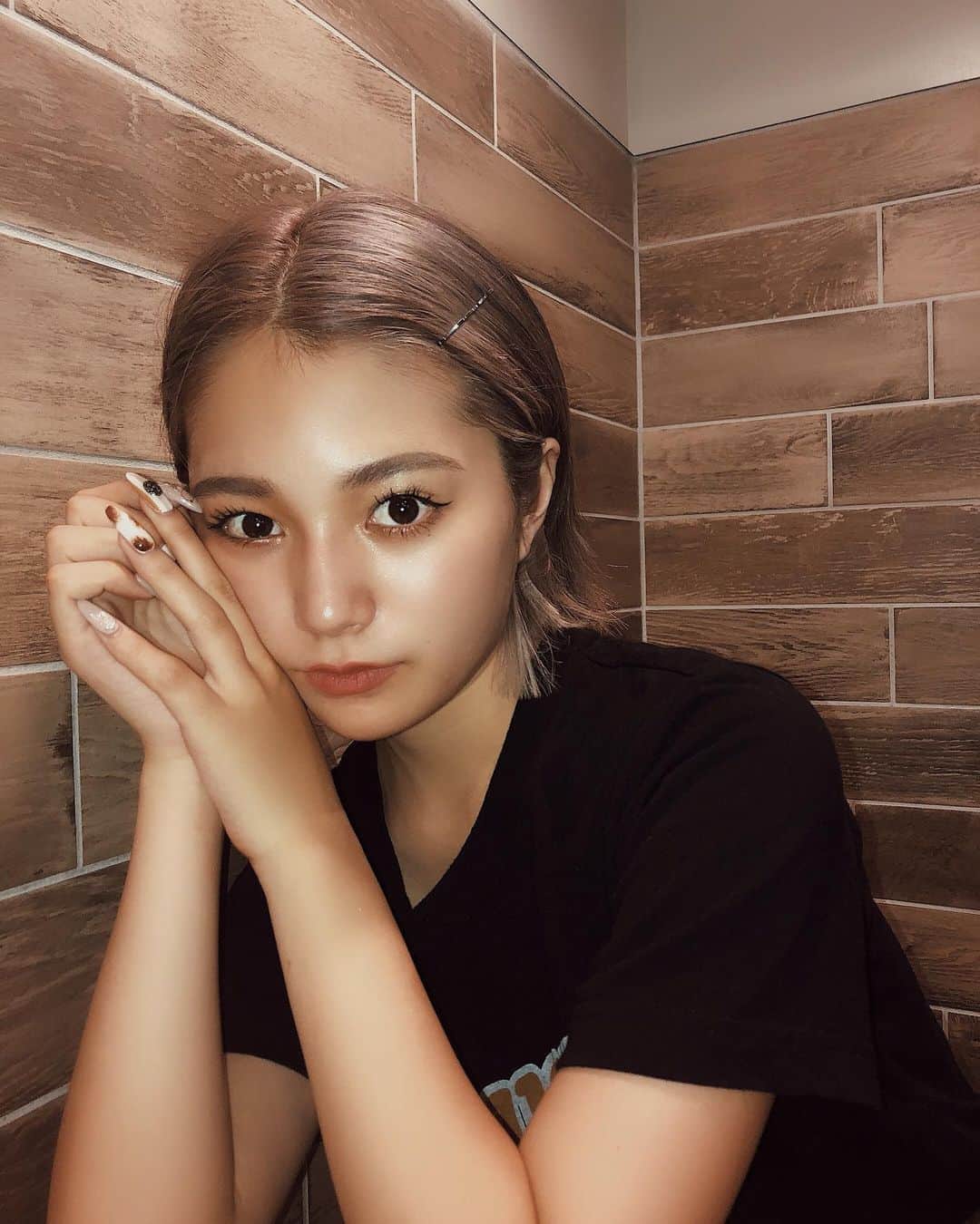 浪花ほのかのインスタグラム：「、 、 、  撮影終わり ピンでビシッと止めて今日はらふ〜に  #パープルアッシュ」