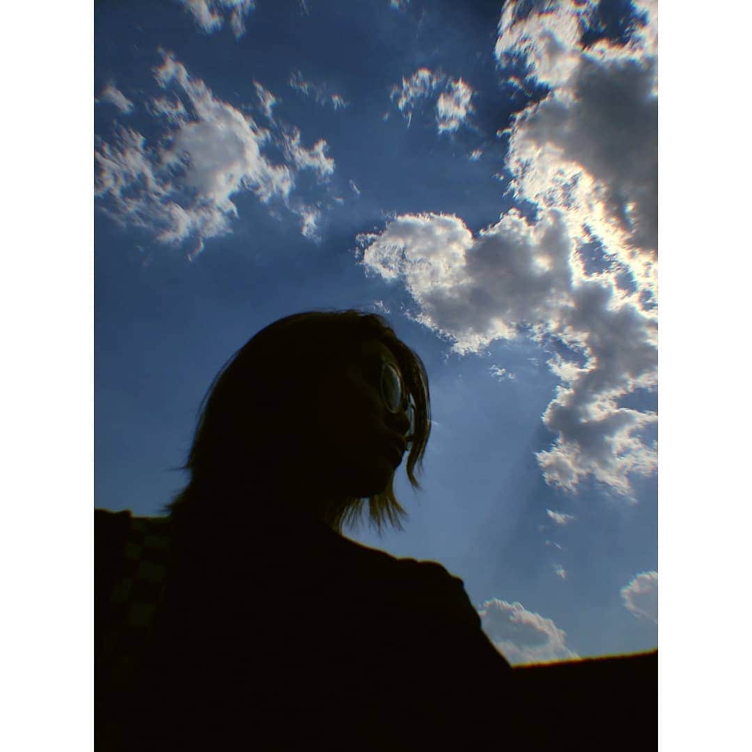 LUNAさんのインスタグラム写真 - (LUNAInstagram)「. . . ⛅️⛅️⛅️⛅️⛅️. . . . あーだったこーだったばっかりじゃなく、前向いてこれからの事をもっと考えていきたいなぁと思った一日。. . . #新しく #挑戦 #前向きに #そうありたい #sky #skyphotography #photography #beautiful #instagood #gudak #インスタントカメラ #写真部 #写真好きな人と繋がりたい #セルフィー #セルカ #selfie_time #selfies #selfie #instaselfie」5月28日 22時30分 - luna_0229