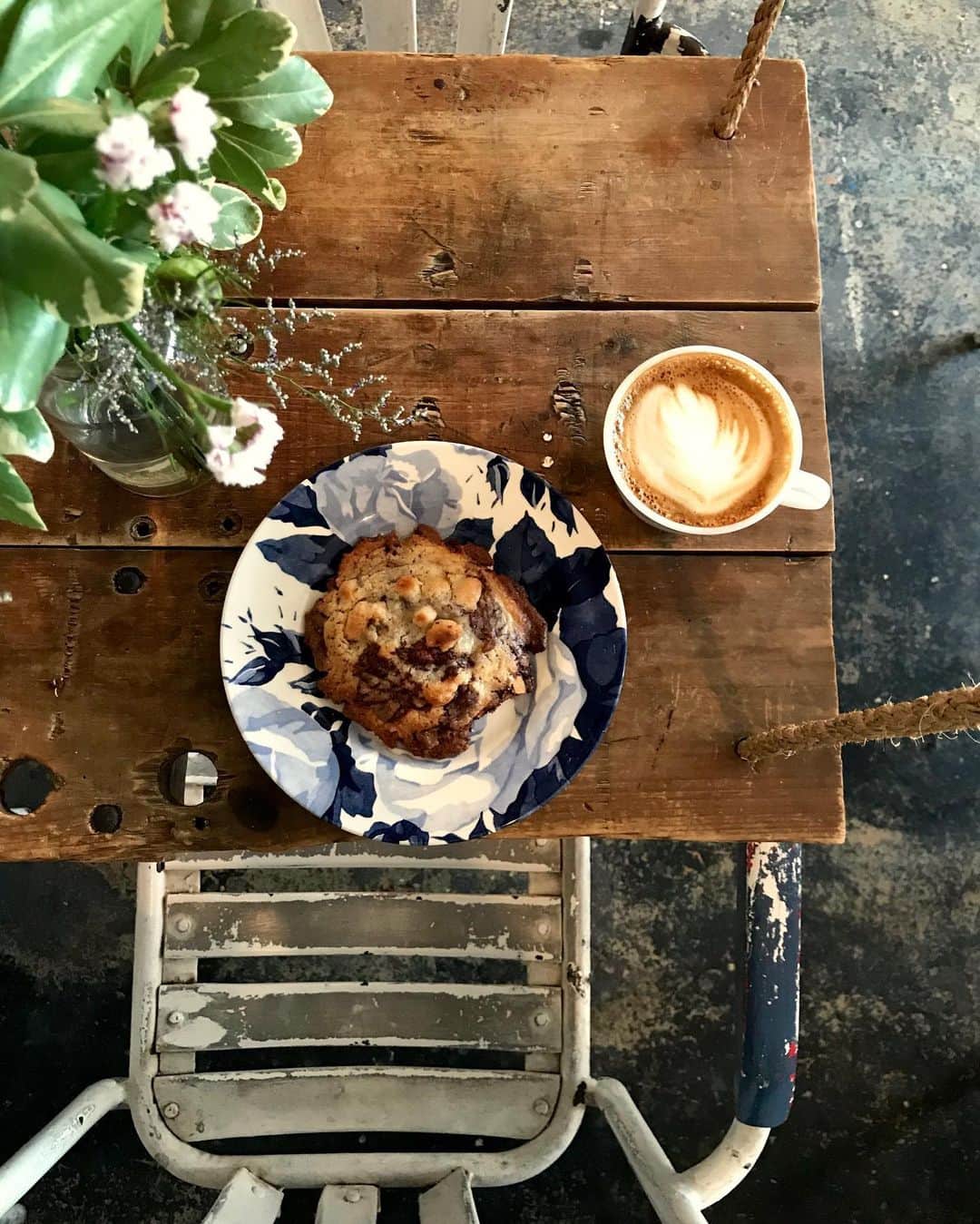 RIASIMさんのインスタグラム写真 - (RIASIMInstagram)「The way to start the day after a 3 day weekend is with the yummiest chocolate chip cookie and coffee of course! Who agrees with me ? 😅 . . . . . . . #mamannyc #newyorkcoffeeshops #coffeeshopvibes #coffeeshopsoftheworld #what_i_saw_in_nyc #coffeecakescafe #prettycitynewyork #searchwandercollect #newyorkcoffee #caffeinecouture #cafehopper #coffeeforlife #cafevibes #coffeecorner #finditloveit #makemoments #theshopkeepers #nyccoffeeshops #nyccoffee #coffeeculture #fromwhereistand #sharingaworldofshops #travelerinnewyork #cafehopping #flatlaystyle #calledtobecreative #creativelifehappylife #makingmagic #newyorkbakery #theartofslowliving」5月28日 22時34分 - coffeecakescafe