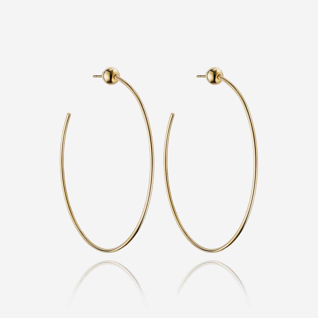 Cynthia Sakaiさんのインスタグラム写真 - (Cynthia SakaiInstagram)「​​Delicate yet substantial, our Sfera Due hoop earrings are handcrafted in Italy and are the lightweight, classic hoop you’ve been dreaming of.」5月28日 22時36分 - vitafede