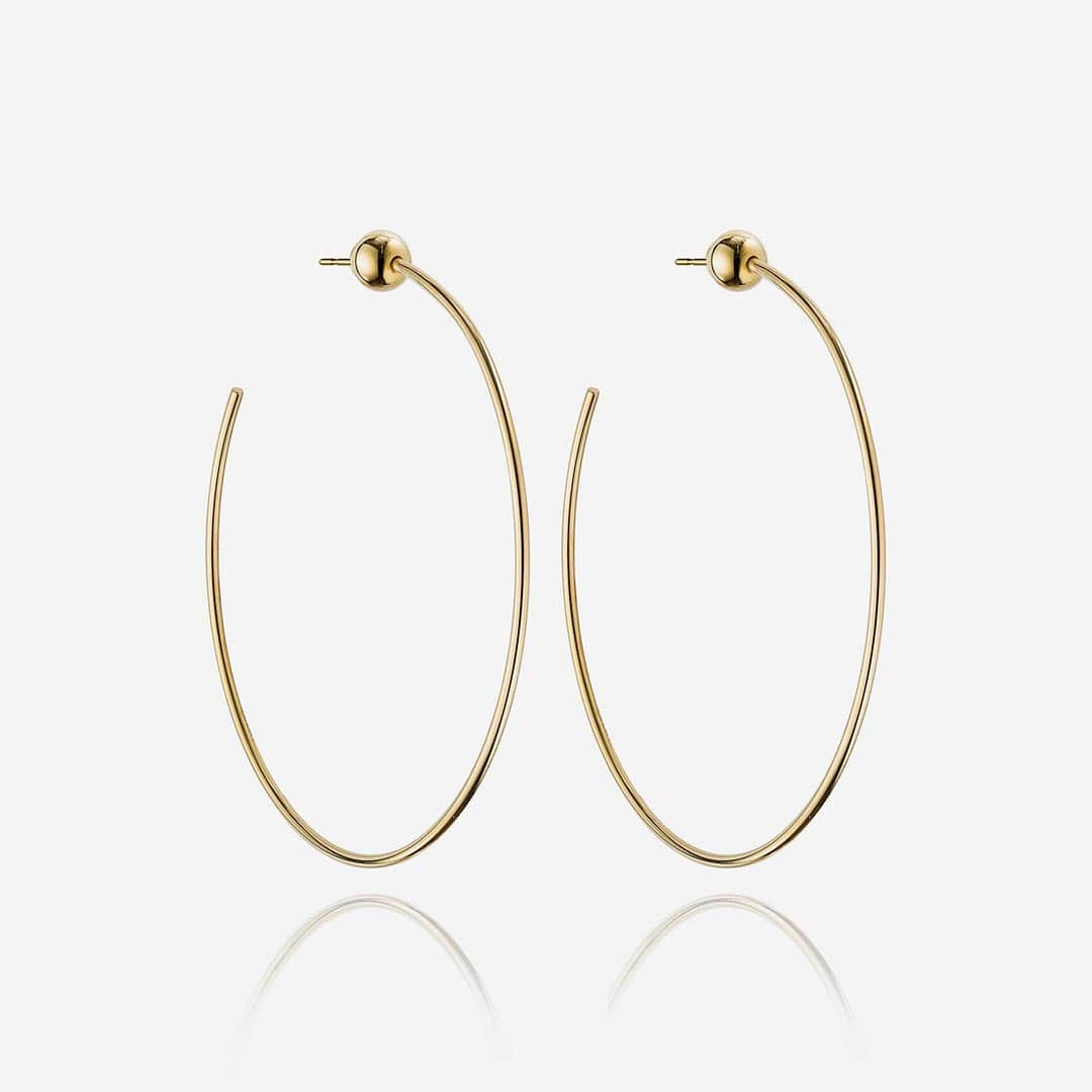 Cynthia Sakaiさんのインスタグラム写真 - (Cynthia SakaiInstagram)「​​Delicate yet substantial, our Sfera Due hoop earrings are handcrafted in Italy and are the lightweight, classic hoop you’ve been dreaming of.」5月28日 22時36分 - vitafede