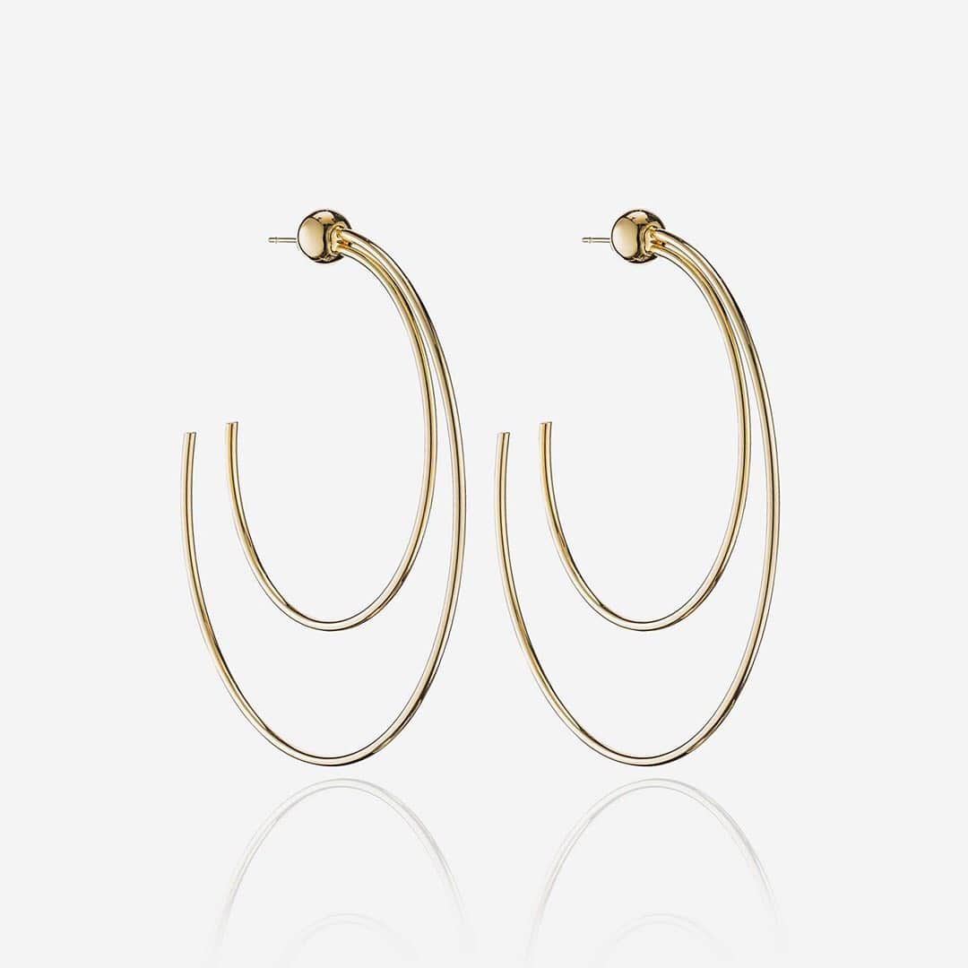 Cynthia Sakaiさんのインスタグラム写真 - (Cynthia SakaiInstagram)「​​Delicate yet substantial, our Sfera Due hoop earrings are handcrafted in Italy and are the lightweight, classic hoop you’ve been dreaming of.」5月28日 22時36分 - vitafede