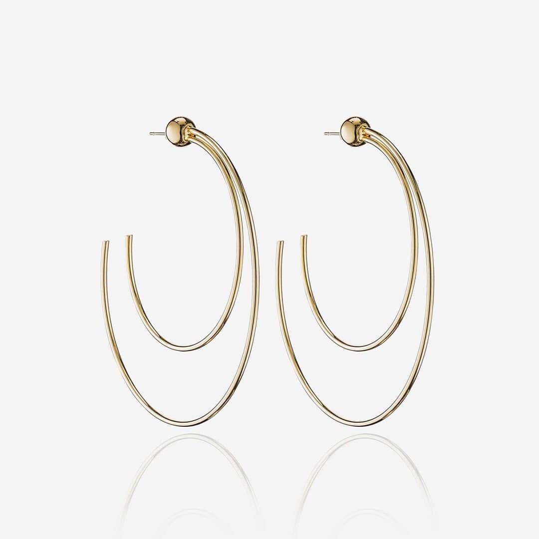 Cynthia Sakaiのインスタグラム：「​​Delicate yet substantial, our Sfera Due hoop earrings are handcrafted in Italy and are the lightweight, classic hoop you’ve been dreaming of.」