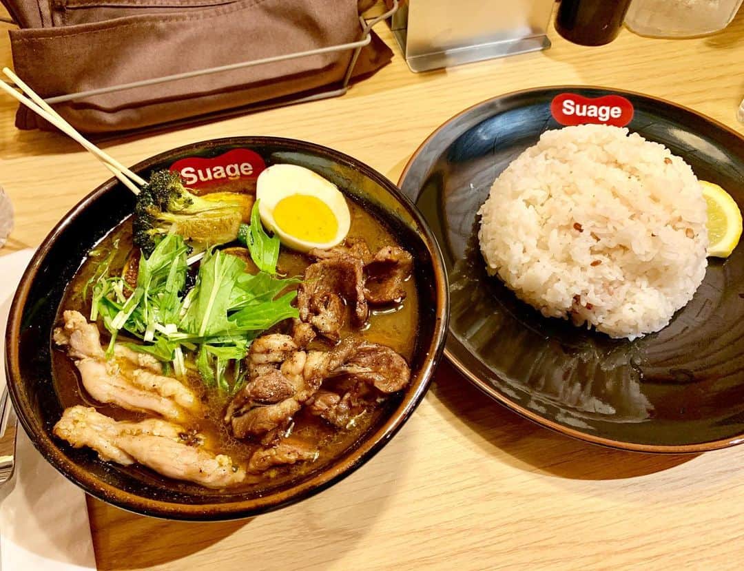 鹿野淳さんのインスタグラム写真 - (鹿野淳Instagram)「サッポロはススキノの無茶苦茶美味いスープカリー屋「suage」がなんと渋谷駅前に出来た！！ 昨日開店だったみたいだけど、渋谷でスアゲのイカスミベースのスープカリーを食べれるなんて幸せ過ぎる！！」5月28日 22時38分 - sikappe