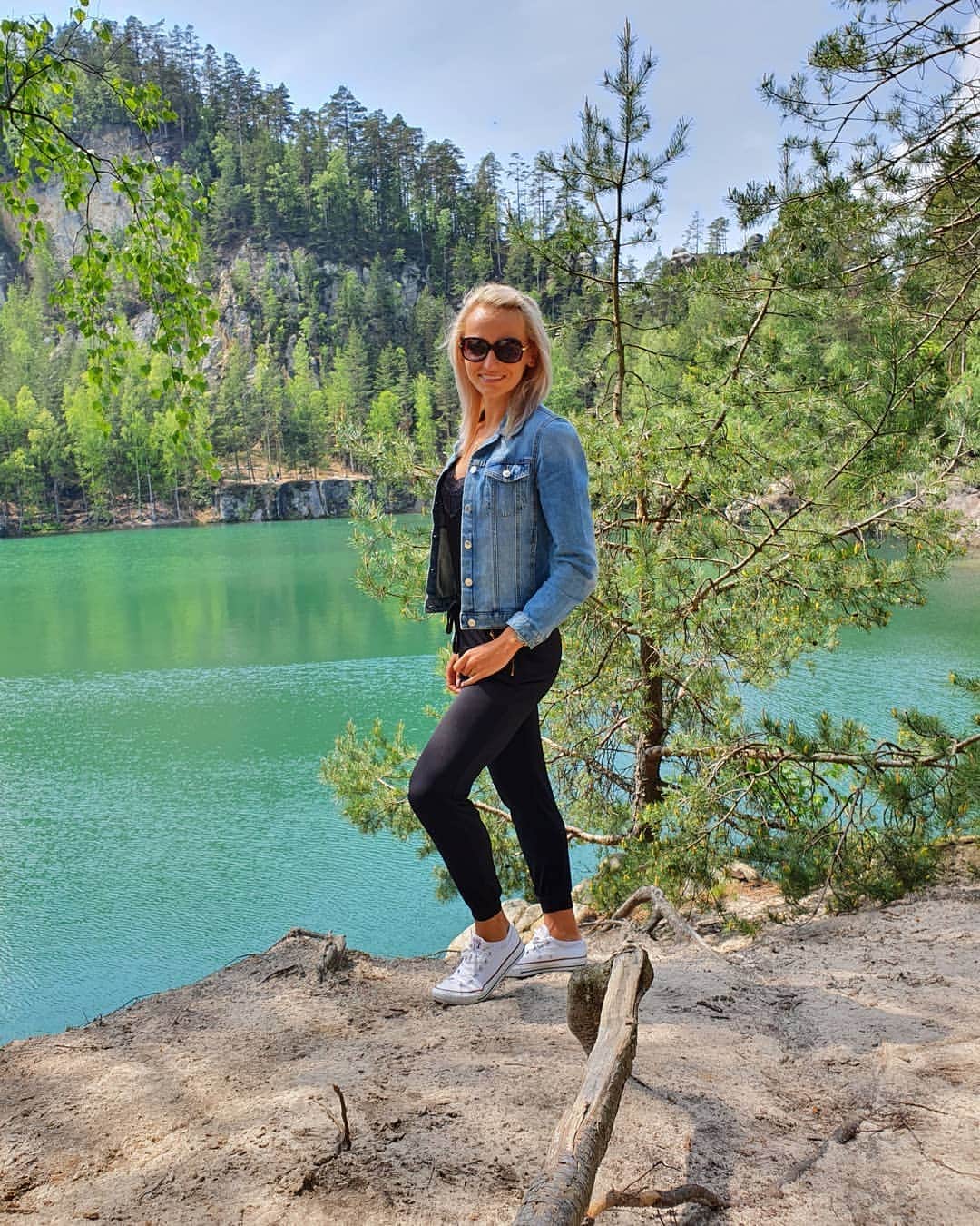 ユスティナ・シュエンテさんのインスタグラム写真 - (ユスティナ・シュエンテInstagram)「Sunday trip 🌞  #nofilterneeded #perfect #miasteczkoskalne #adrspach #czechrepublic #walk #sunnyday #polishgirl #happy #relax #greenplace #nature #lake」5月28日 22時50分 - justyna.swiety.ersetic
